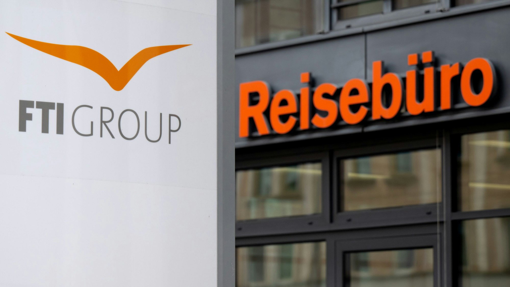 Das Logo des Reiseveranstalters FTI an der Firmenzentrale vor einem Reisebüro in München: Die Insolvenz trifft nun weitere Kundinnen und Kunden.