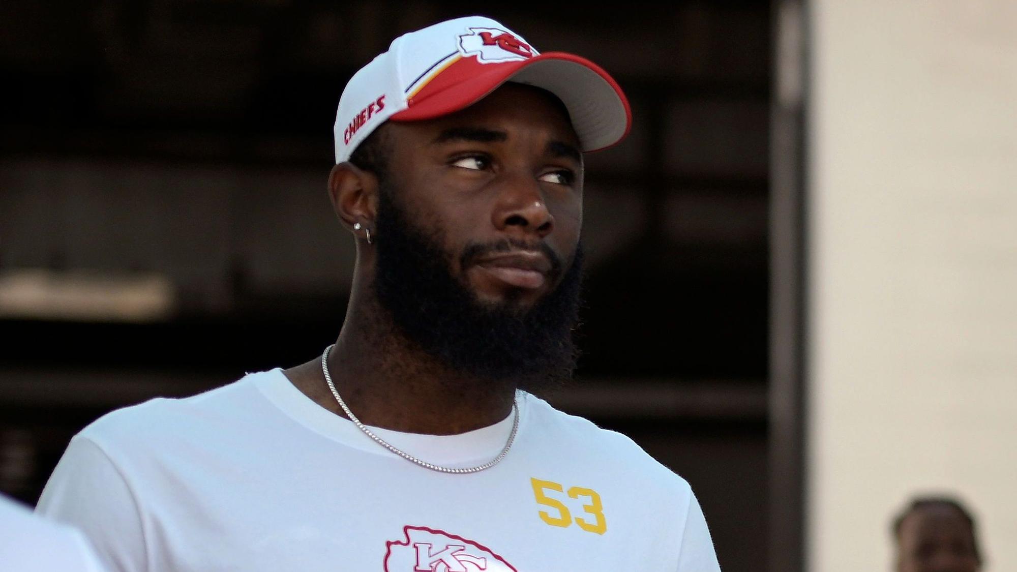 BJ Thompson geht vor einem NFL-Footballspiel gegen die Jacksonville Jaguars zum Spielfeld.