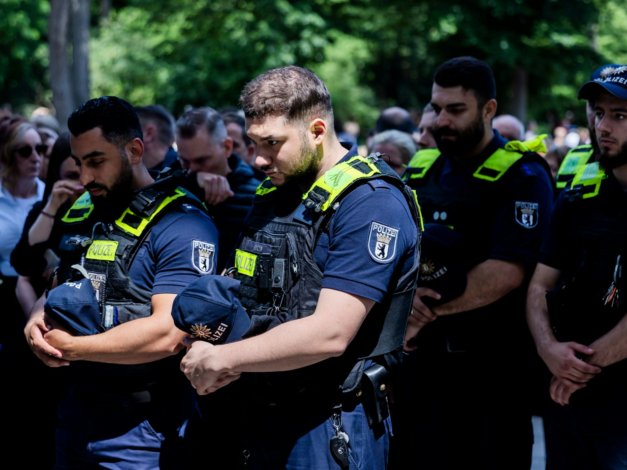 Polizistinnen und Polizisten gedenken in Berlin am Ende eines Schweigemarschs der „Blaulichtfamilie“ dem durch einen Messerangriff in Mannheim zu Tode gekommenen Polizisten.