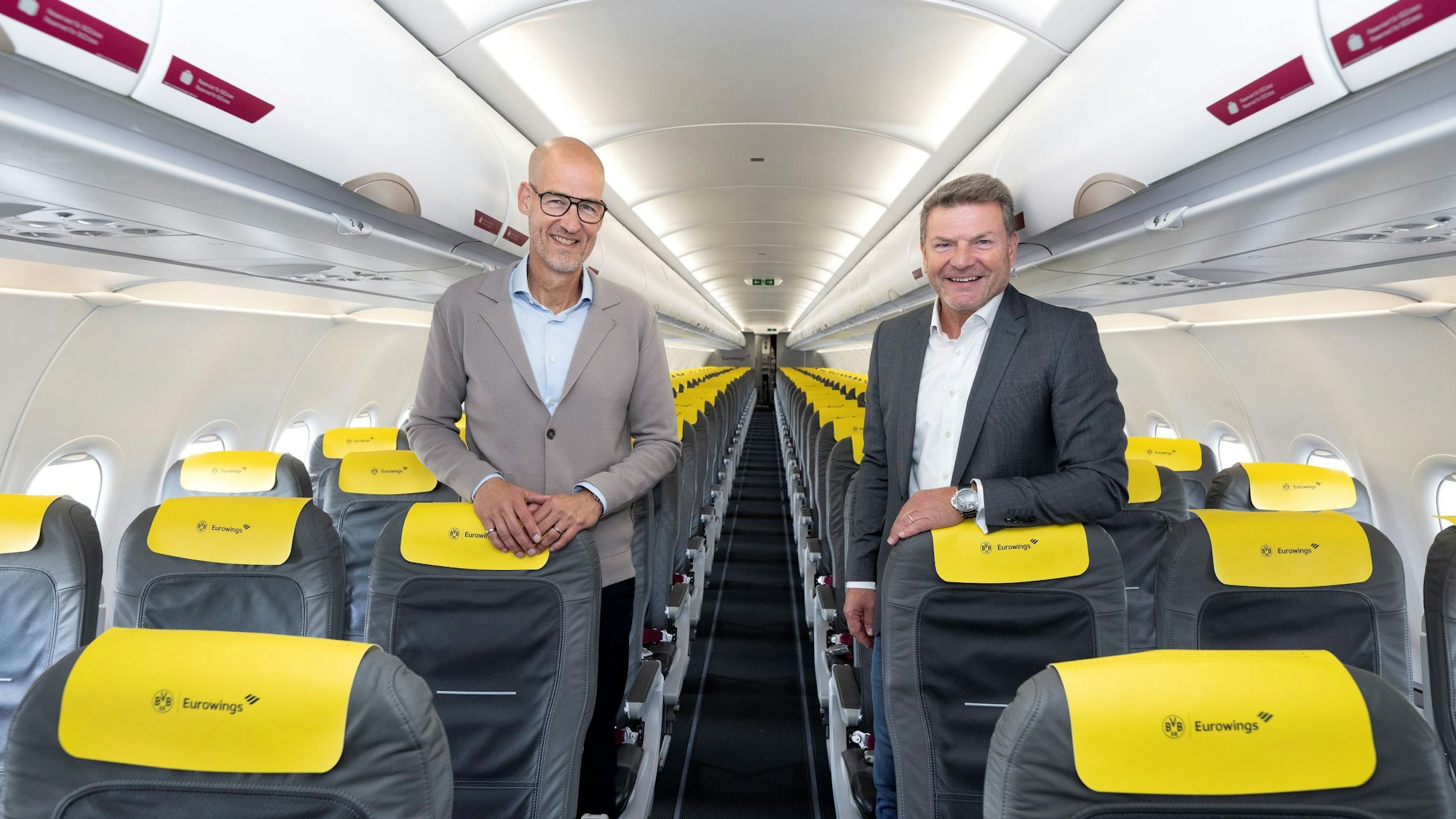Jens Bischof (CEO Eurowings) und Carsten Cramer (Geschäftsführer BVB) gemeinsam in einem Flugzeug.