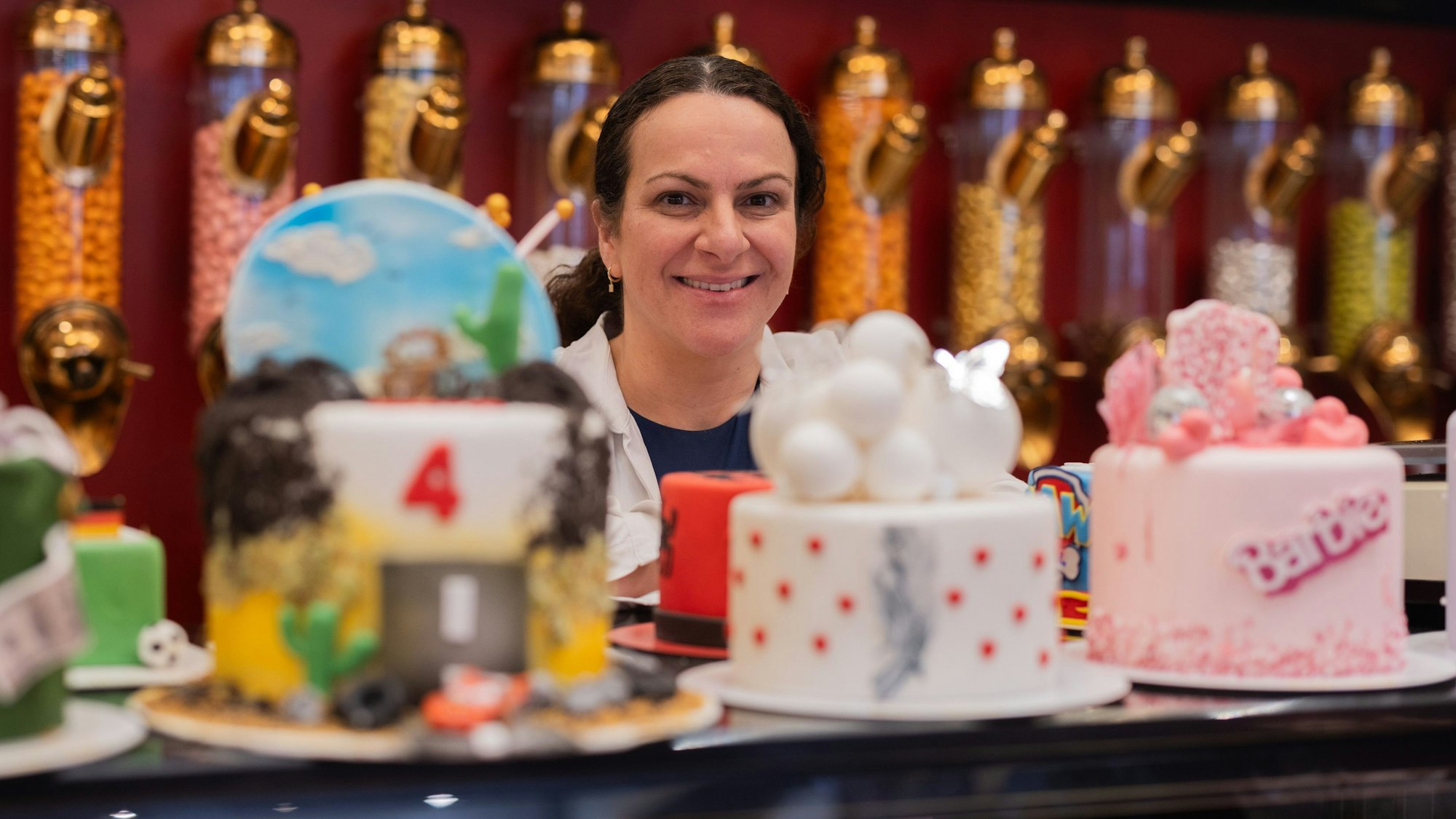 Konditorin Hülya Özdag steht in ihrem Geschäft in der Keupstraße.