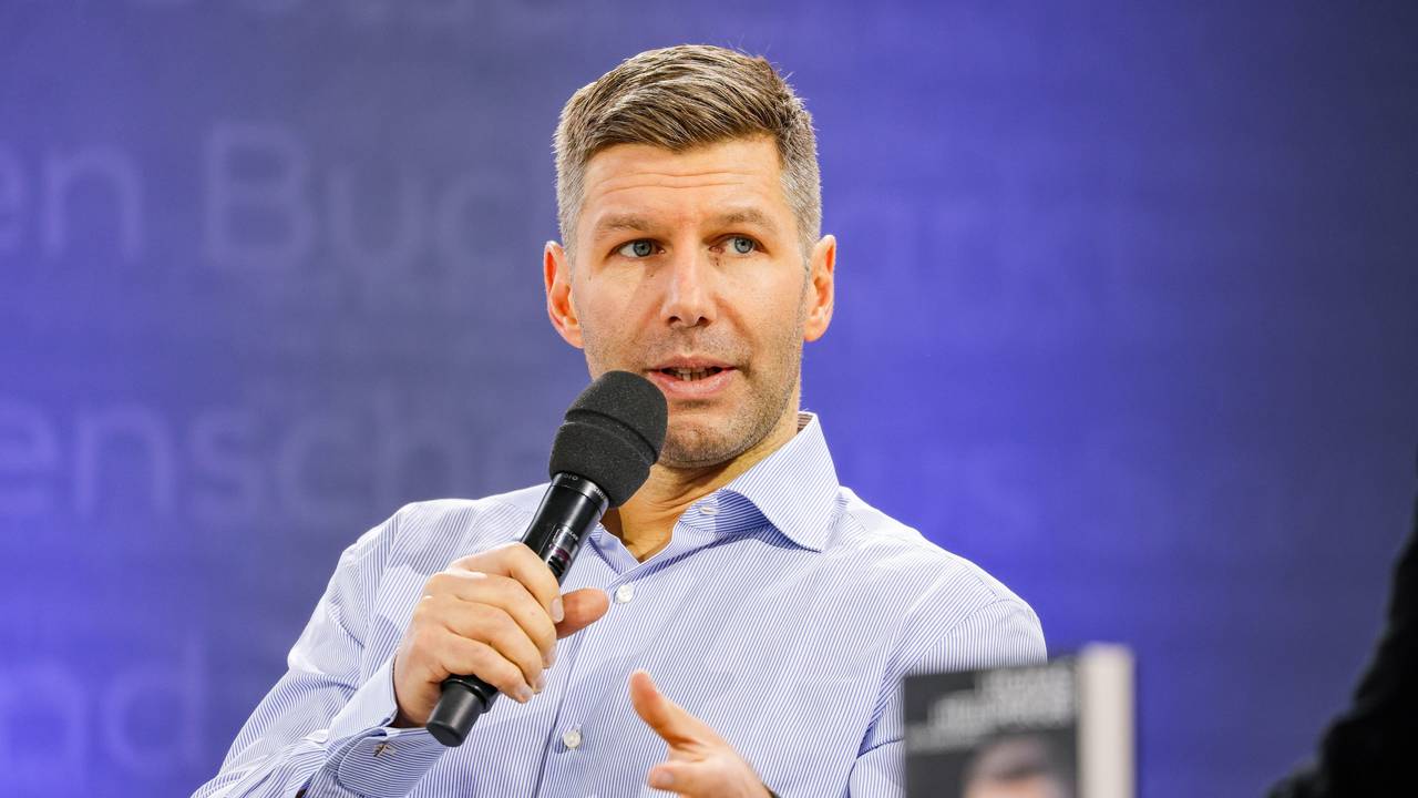 Thomas Hitzlsperger, deutscher ehemaliger Fußballspieler und Fußballfunktionär, spricht auf der Leipziger Buchmesse.