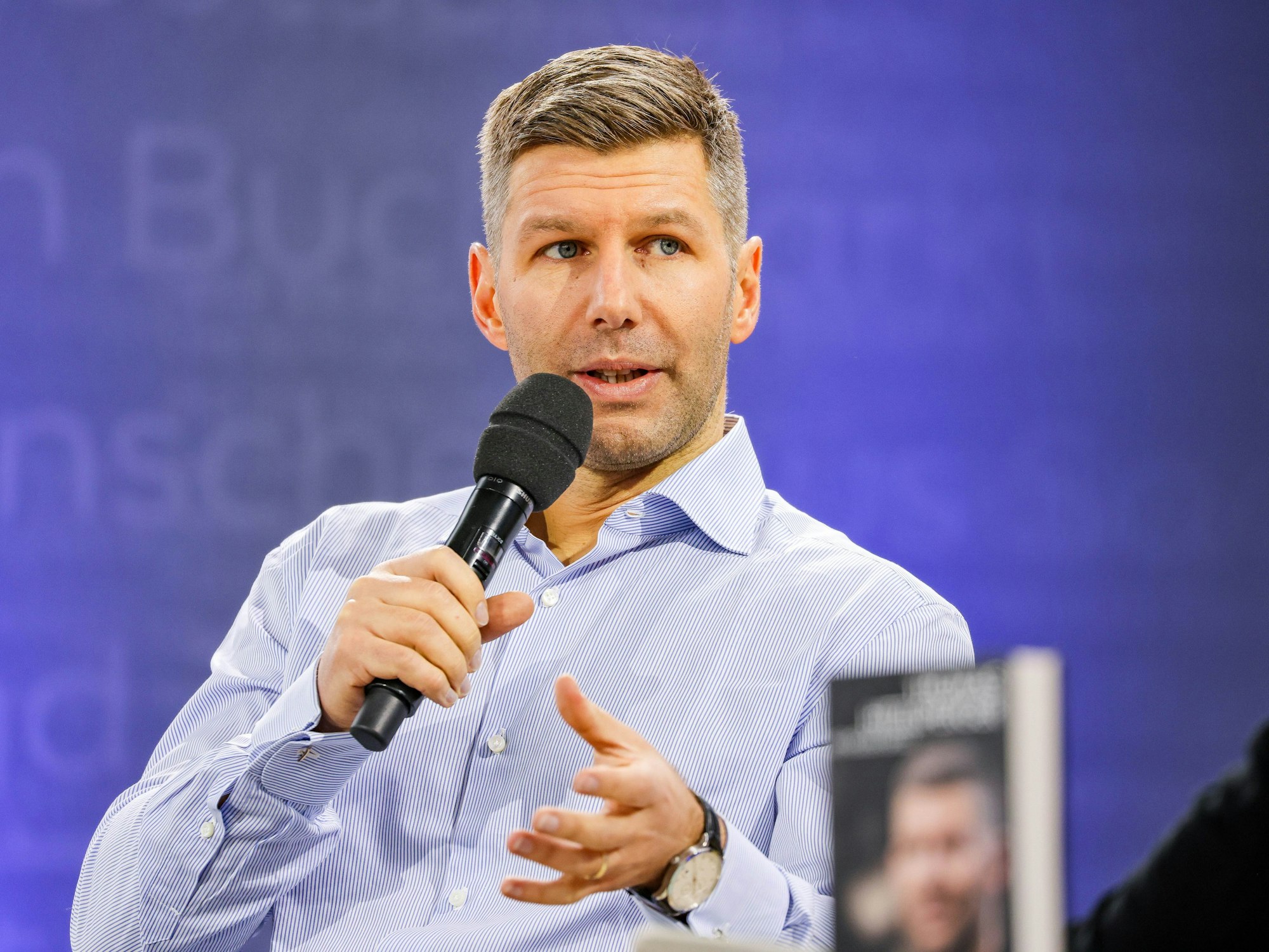 Thomas Hitzlsperger, deutscher ehemaliger Fußballspieler und Fußballfunktionär, spricht auf der Leipziger Buchmesse.