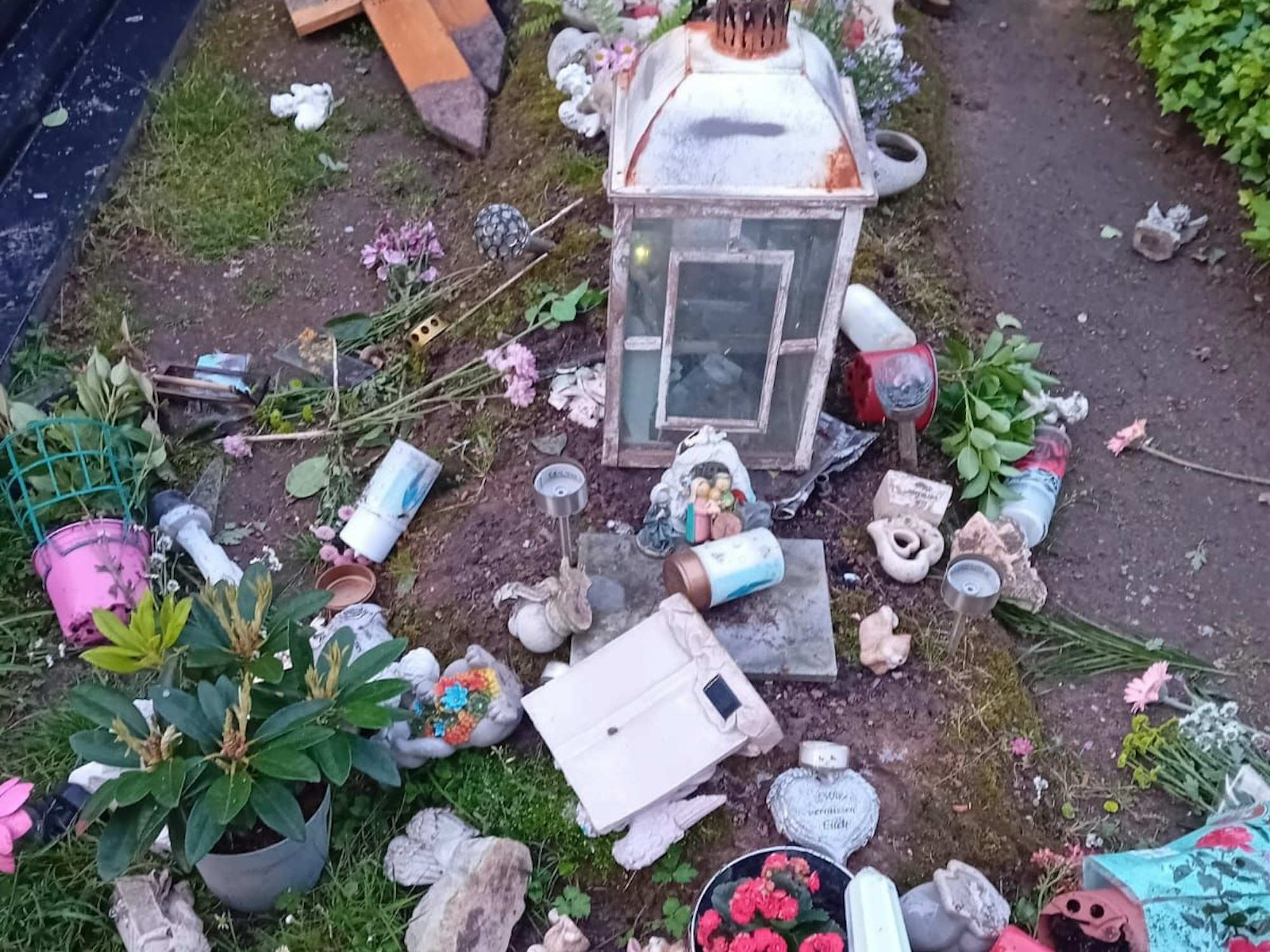 Blick auf ein verwüstetes Grab.