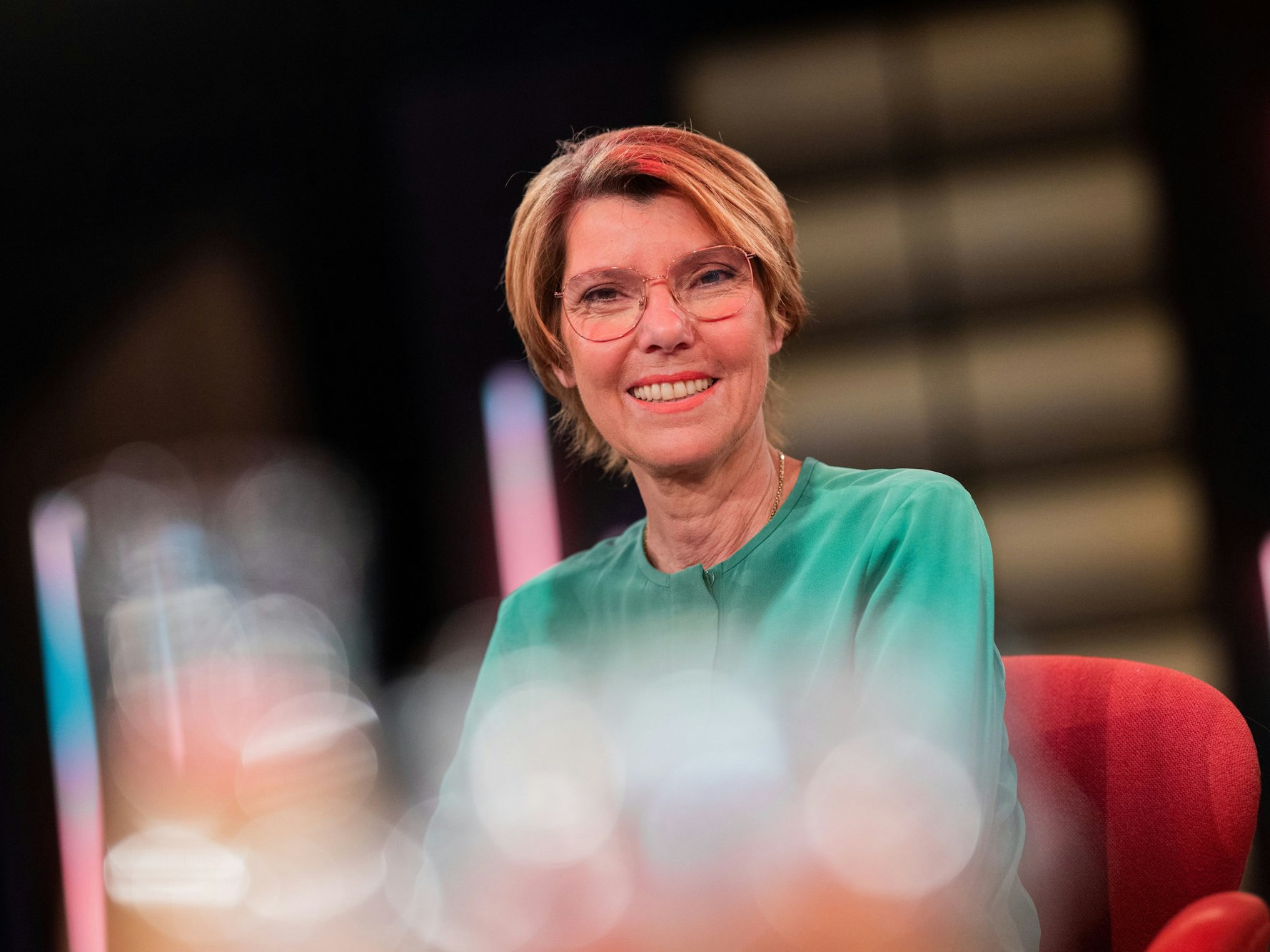 Bettina Böttinger mit grünem Oberteil als Moderatorin des Kölner Treffs im WDR.