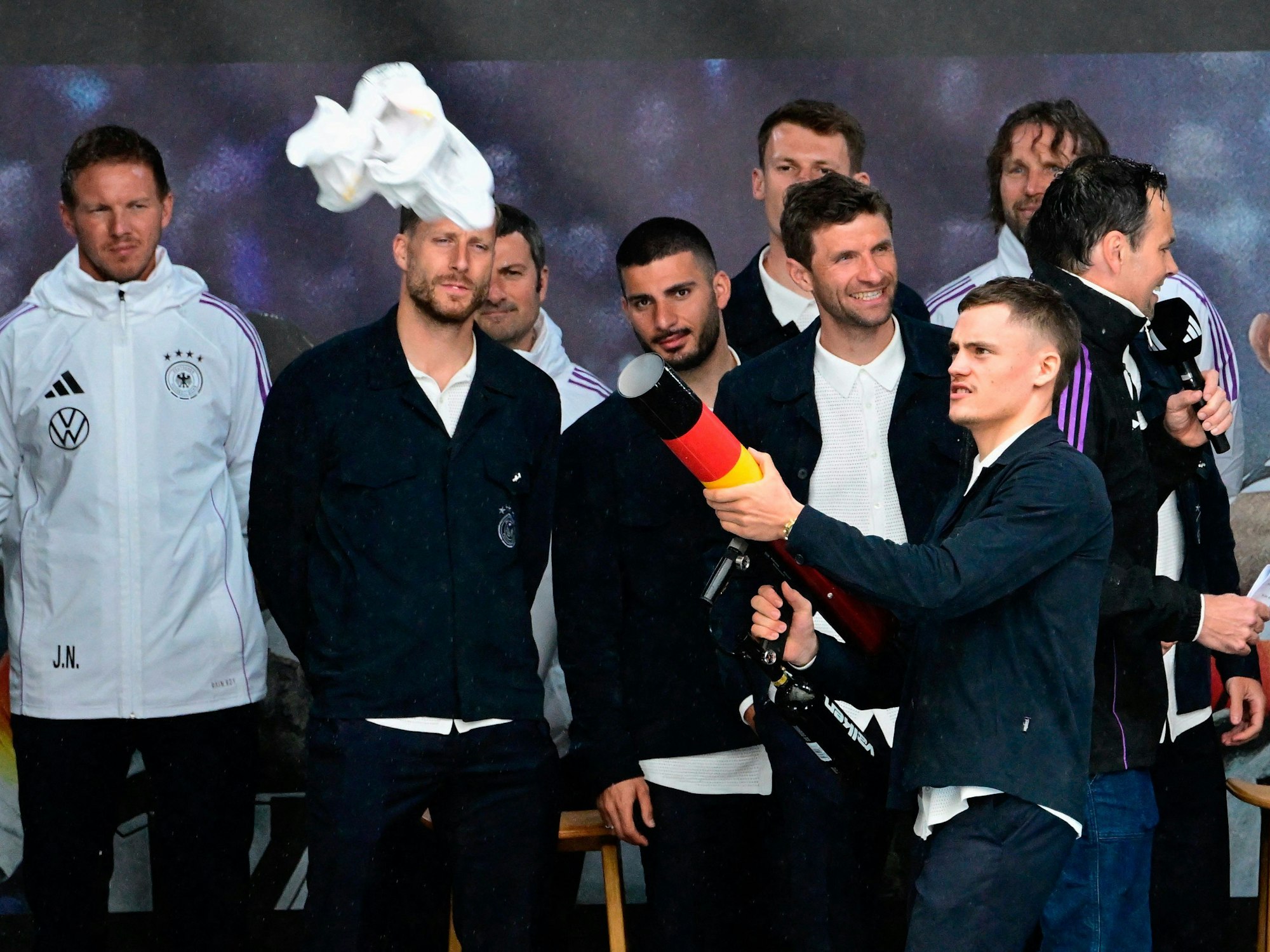 Florian Wirtz mit einer T-Shirt-Kanone.