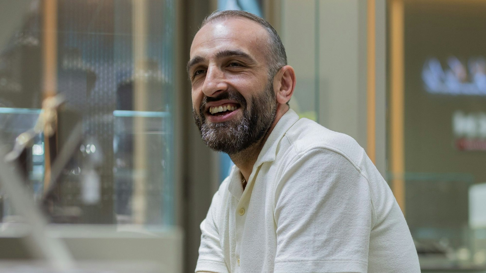 Juwelier Muhammed Özkan erzählt in seinem Geschäft in der Keupstraße.