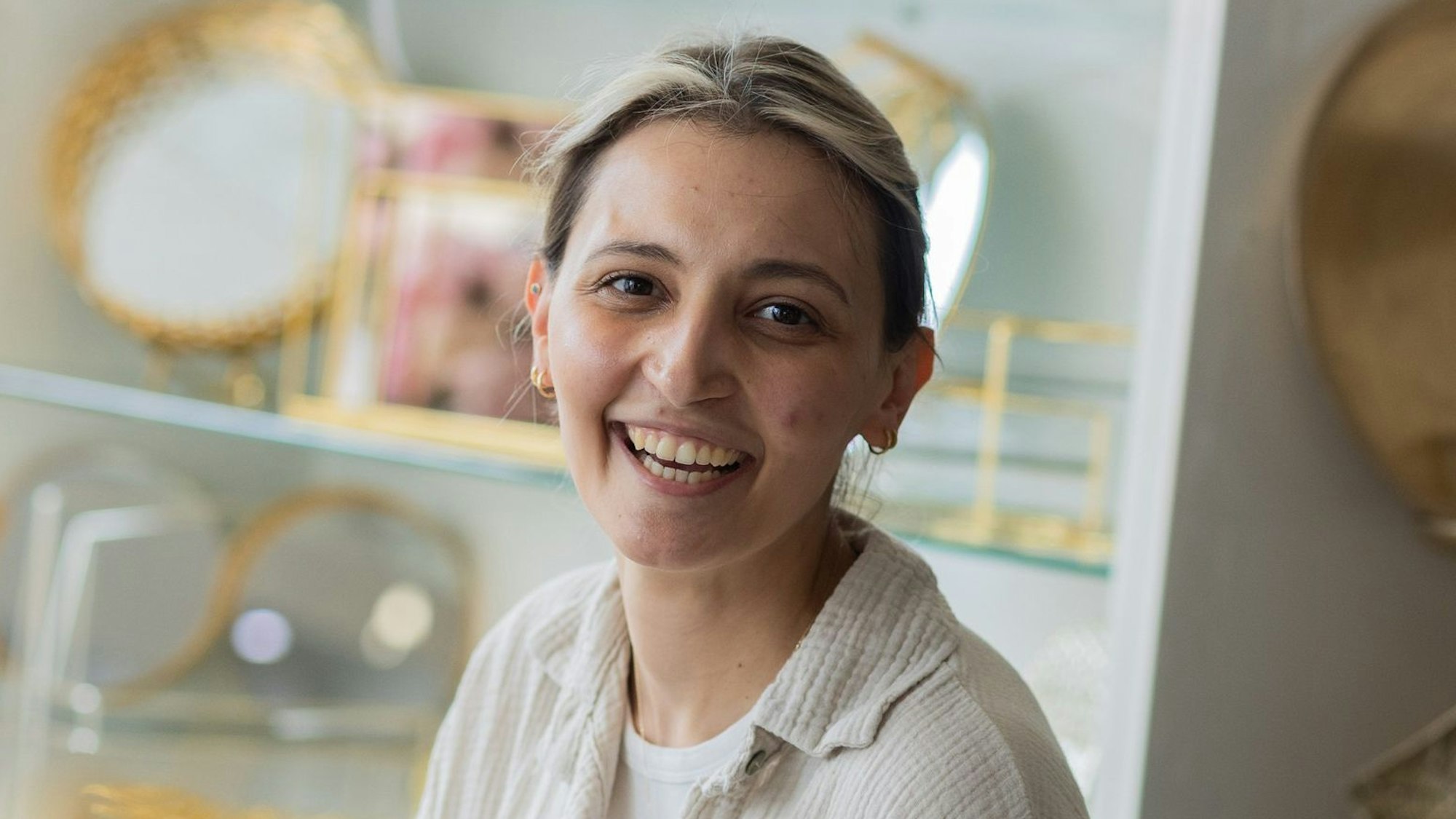 Mitarbeiterin Dilara steht im Dekorationsgeschäft von Sahin, Vorsitzende der IG Keupstraße.