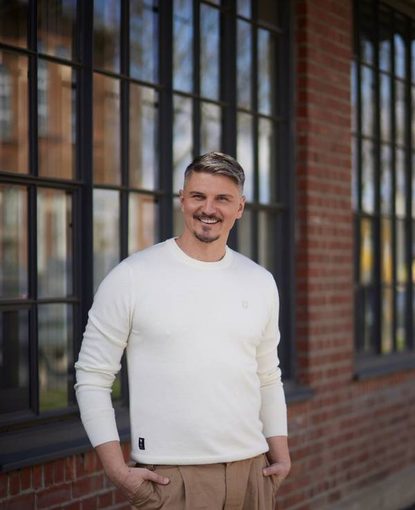 Pavlo Stroblja, CEO & Gründer von Queermentor, kommt gebürtig aus der Ukraine. Mit 22 Jahren kam er zum Studieren nach Deutschland und hatte erst hier sein Coming-out.