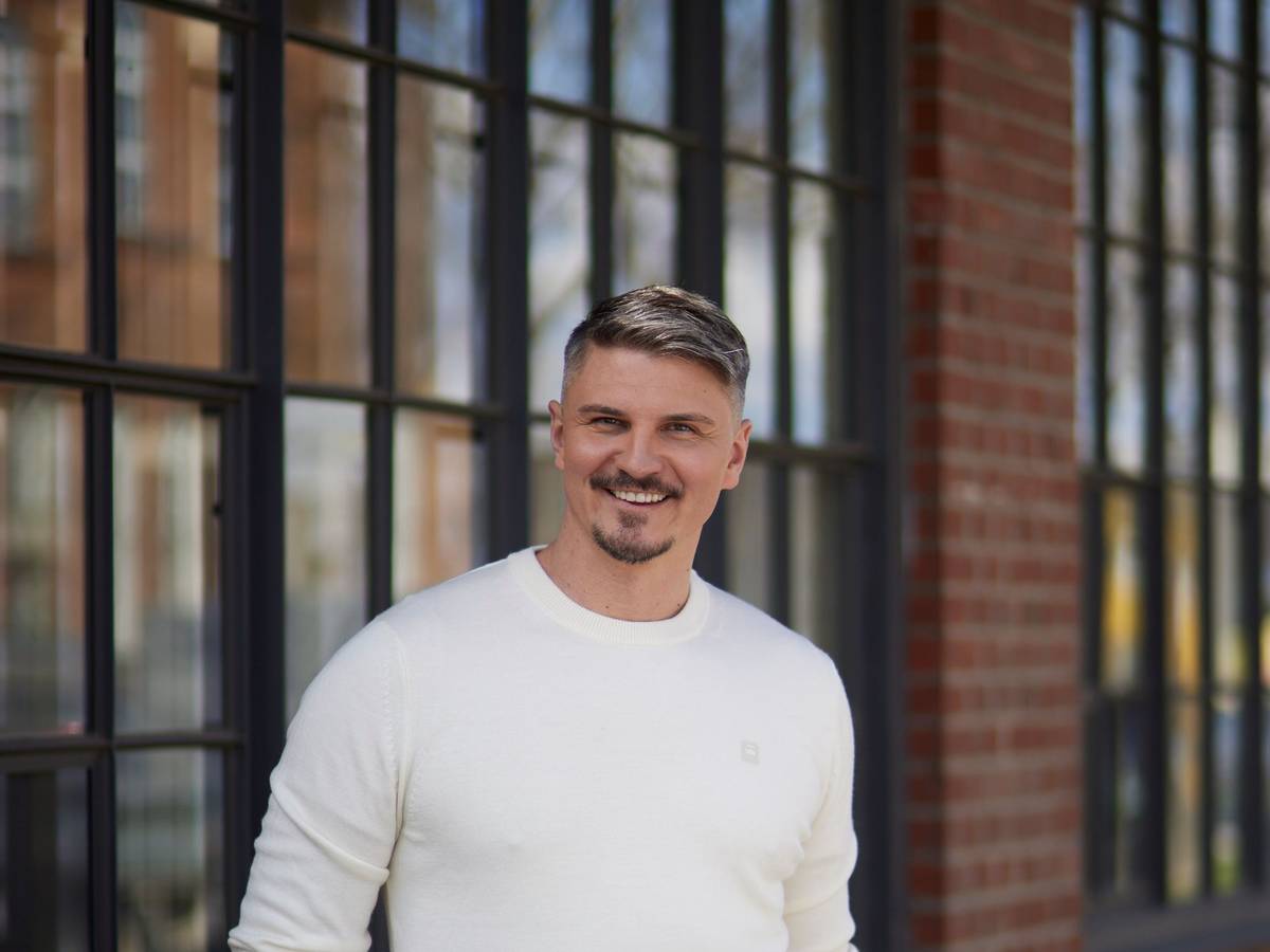 Pavlo Stroblja, CEO & Gründer von Queermentor, kommt gebürtig aus der Ukraine. Mit 22 Jahren kam er zum Studieren nach Deutschland und hatte erst hier sein Coming-out.