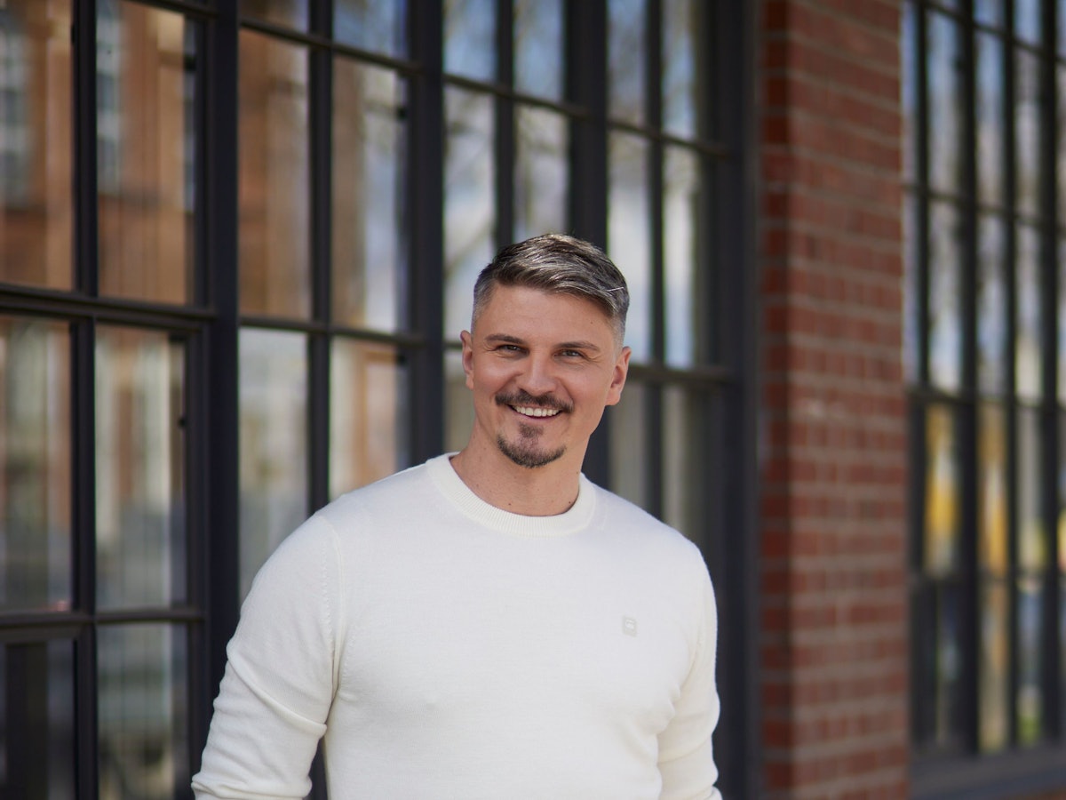 Pavlo Stroblja, CEO & Gründer von Queermentor, kommt gebürtig aus der Ukraine. Mit 22 Jahren kam er zum Studieren nach Deutschland und hatte erst hier sein Coming-out.