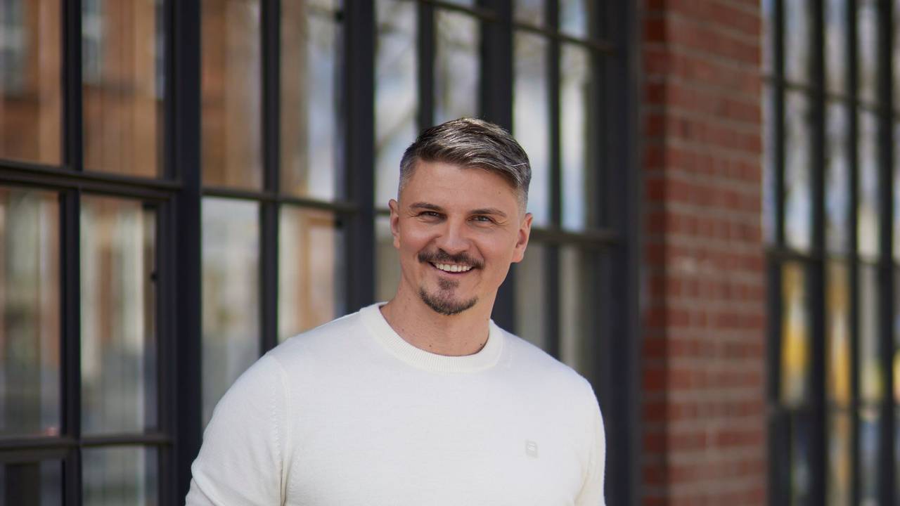 Pavlo Stroblja, CEO & Gründer von Queermentor, kommt gebürtig aus der Ukraine. Mit 22 Jahren kam er zum Studieren nach Deutschland und hatte erst hier sein Coming-out.