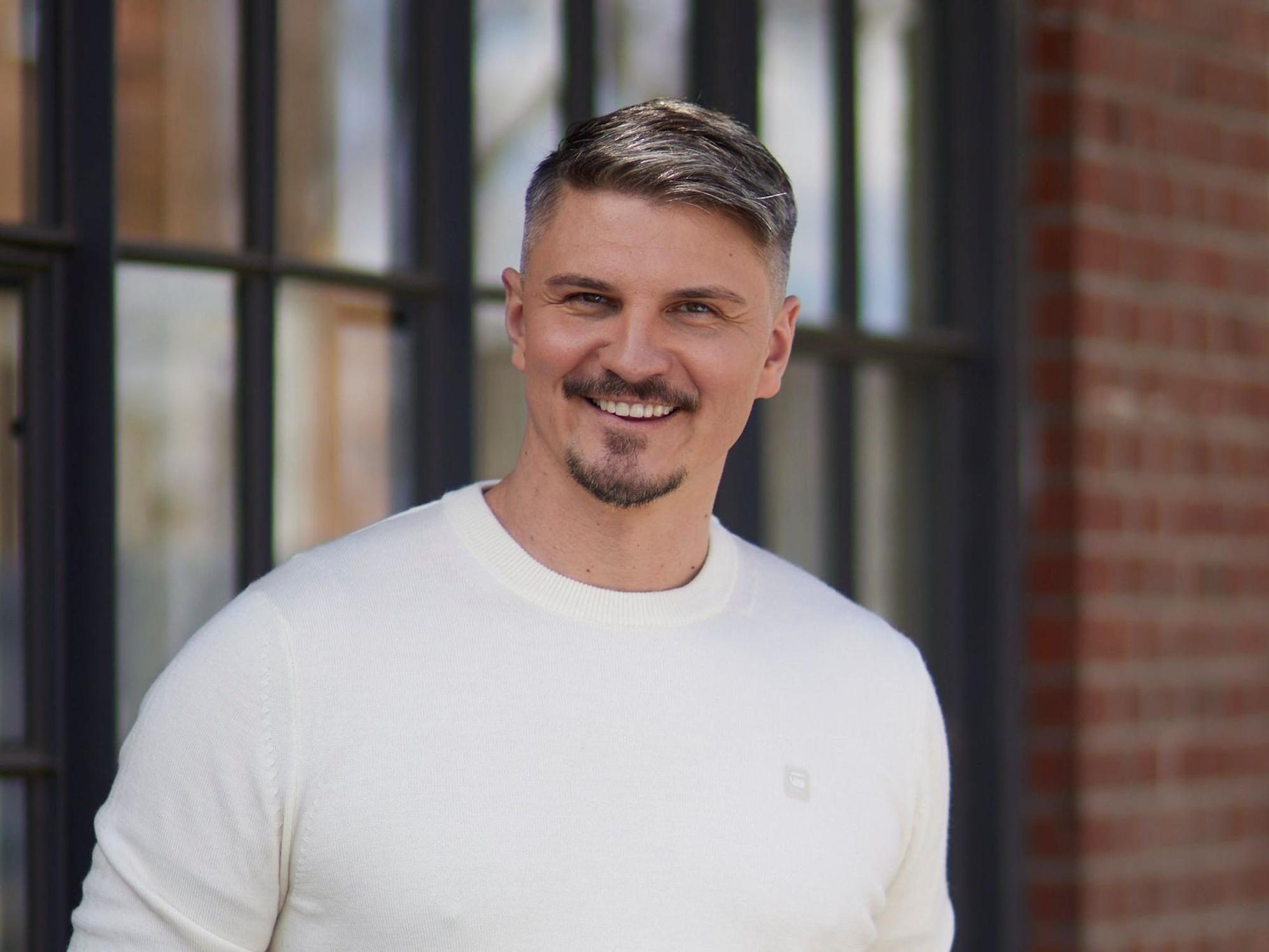 Pavlo Stroblja, CEO & Gründer von Queermentor, kommt gebürtig aus der Ukraine. Mit 22 Jahren kam er zum Studieren nach Deutschland und hatte erst hier sein Coming-out.