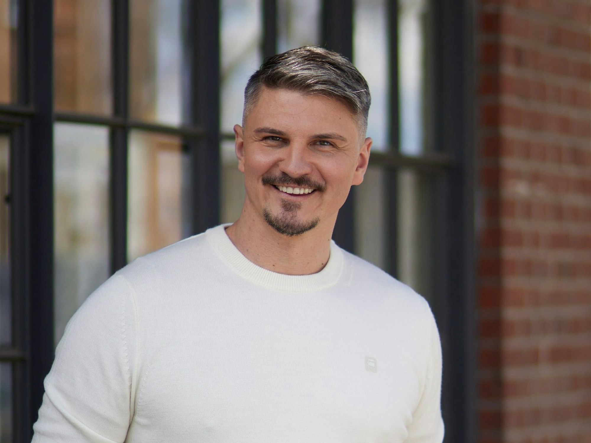 Pavlo Stroblja, CEO & Gründer von Queermentor, kommt gebürtig aus der Ukraine. Mit 22 Jahren kam er zum Studieren nach Deutschland und hatte erst hier sein Coming-out.