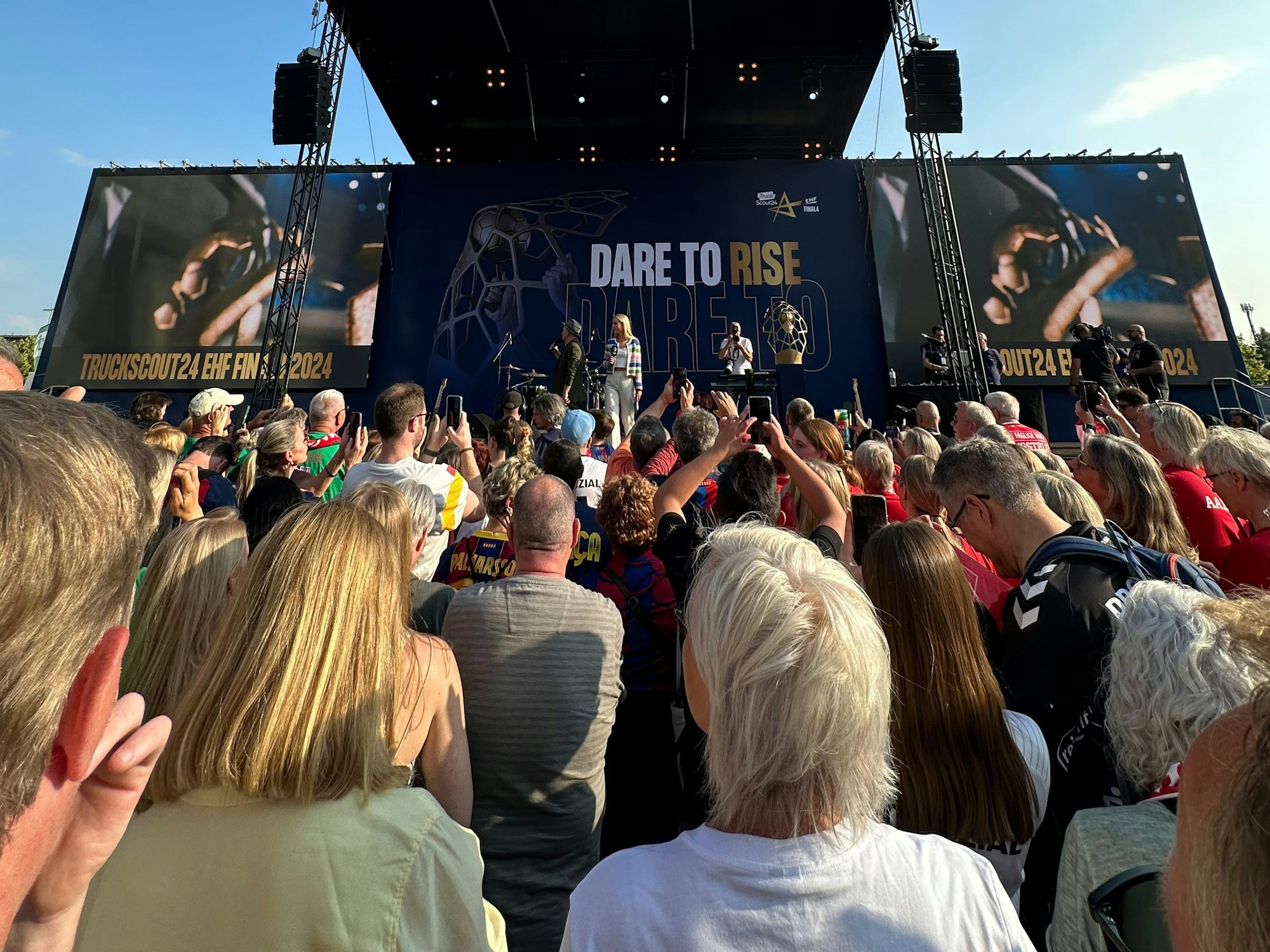 Fans vor der Lanxess-Arena.