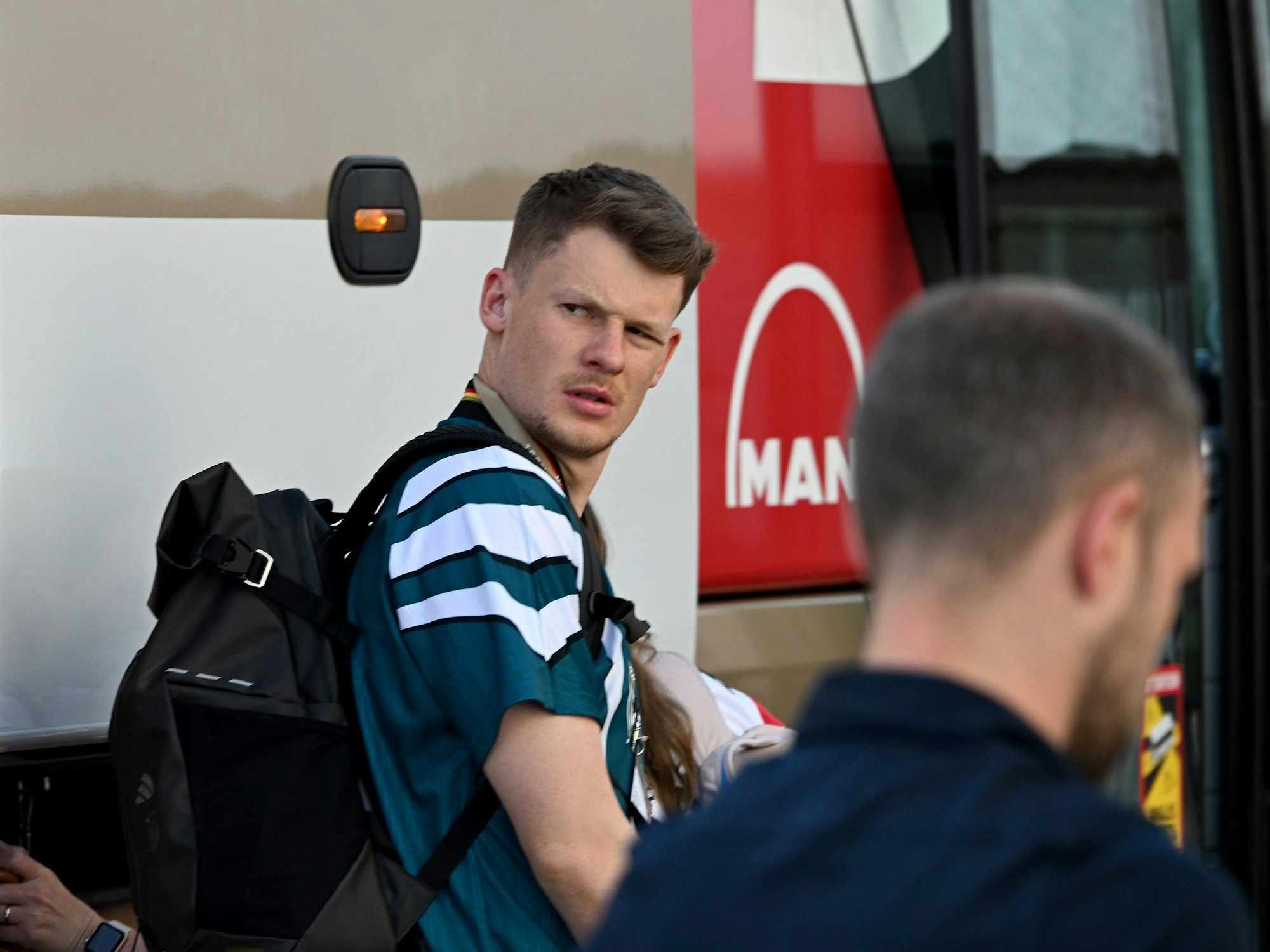 Alexander Nübel am DFB-Mannschaftsbus.