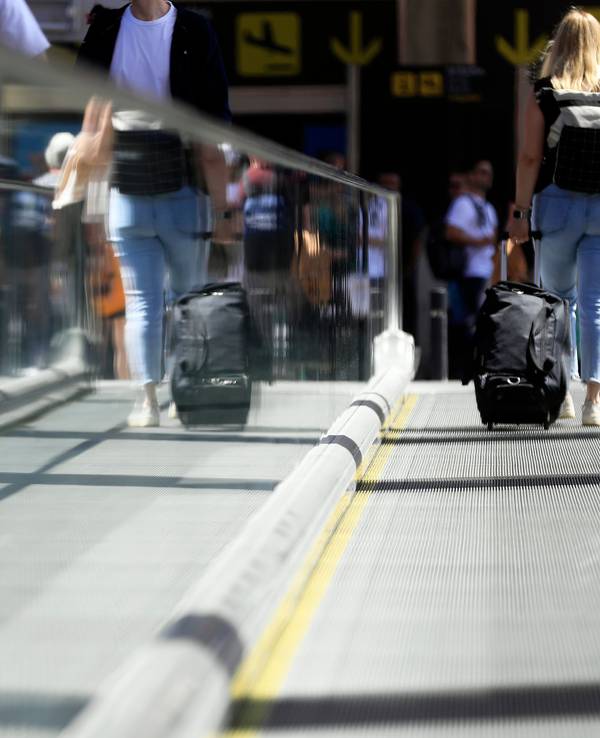 Passagiere kommen auf dem Flughafen von Palma de Mallorca an.