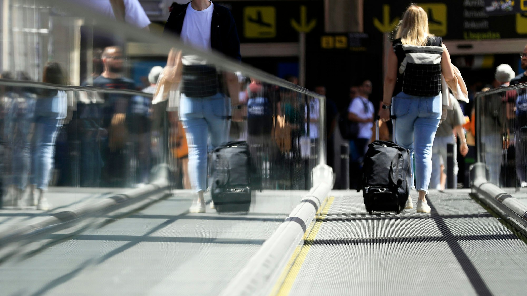 Passagiere kommen auf dem Flughafen von Palma de Mallorca an.
