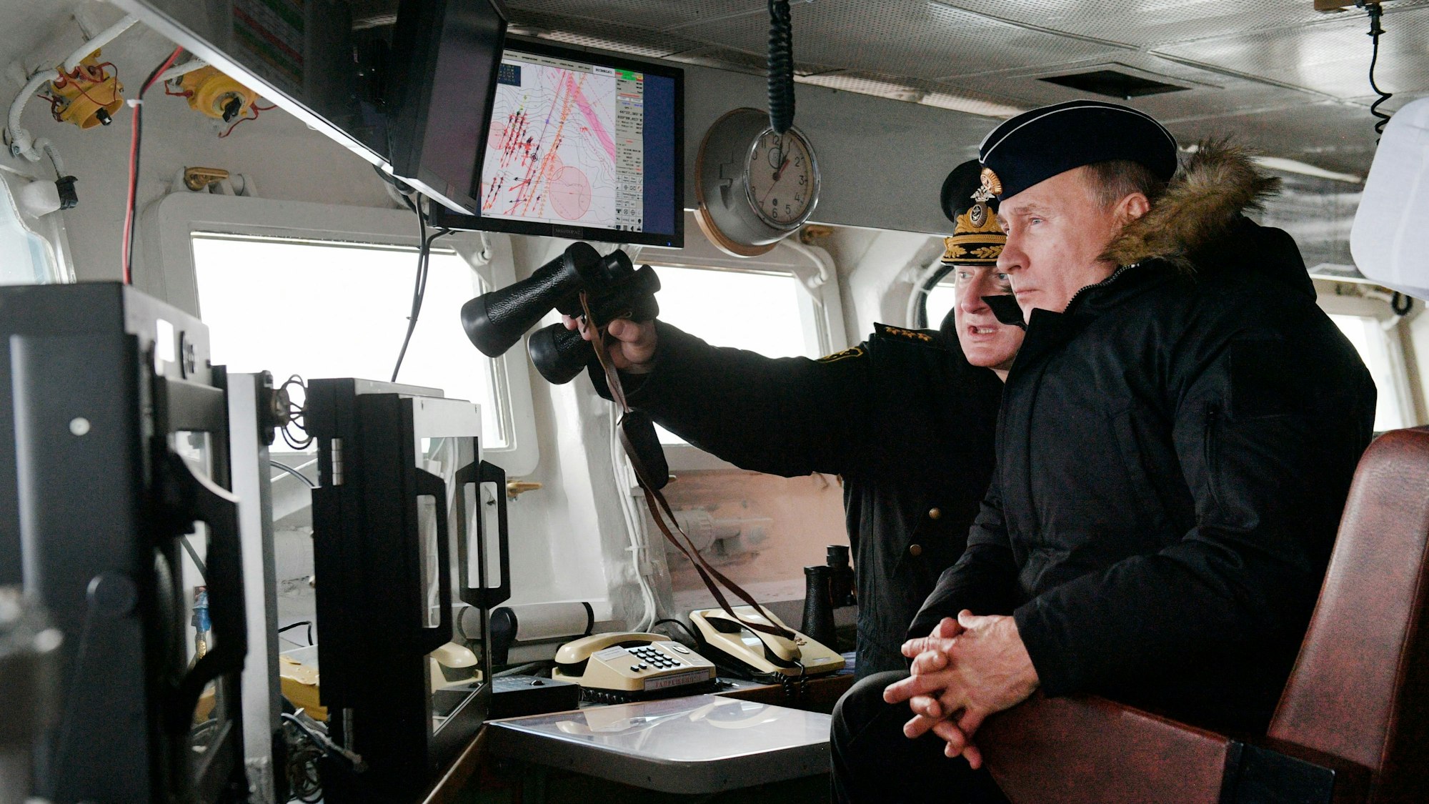 Der russische Präsident Wladimir Putin (hier 2020 neben dem Oberbefehlshaber der russischen Marine, Nikolai Jewmenow , während einer Marineübung im Schwarzen Meer) schickt Kriegsschiffe nach Kuba.