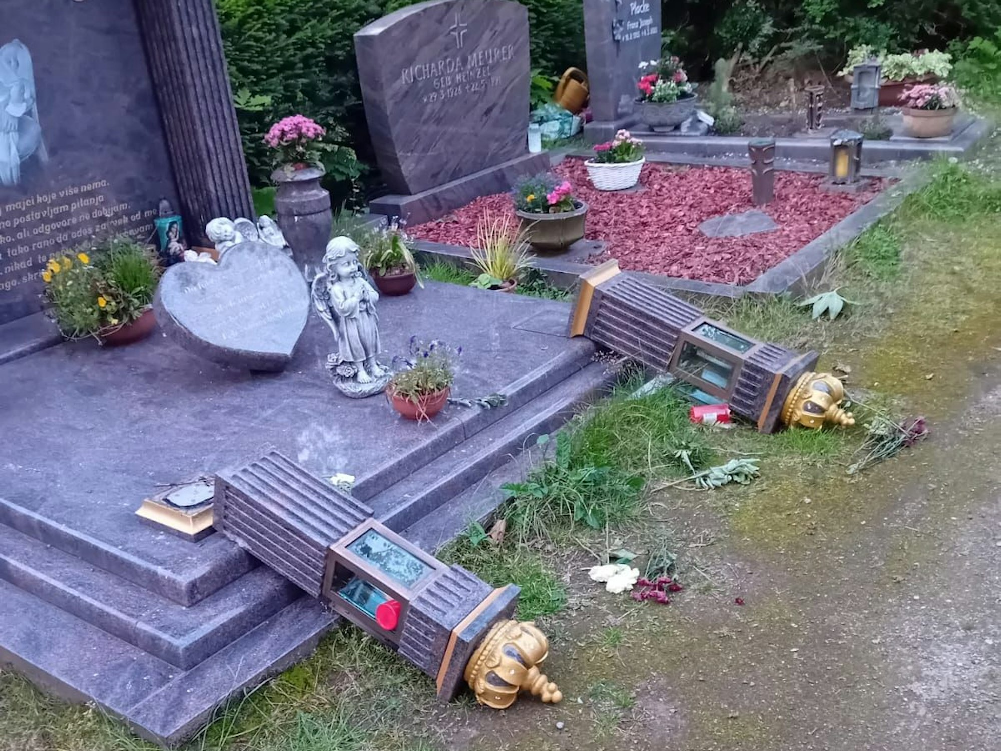 Blick auf ein verwüstetes Grab.