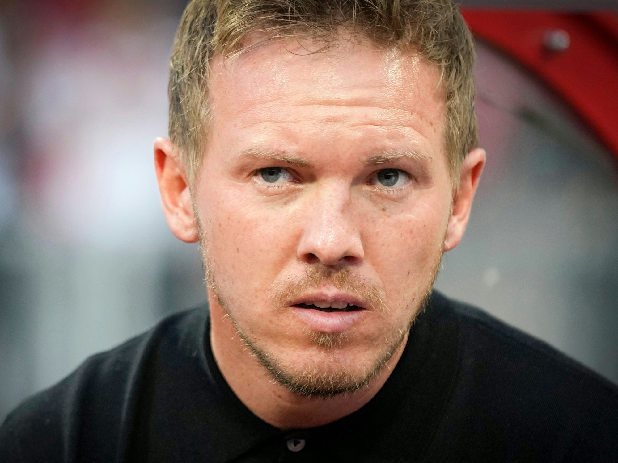 Julian Nagelsmann steht an der Seitenlinie.