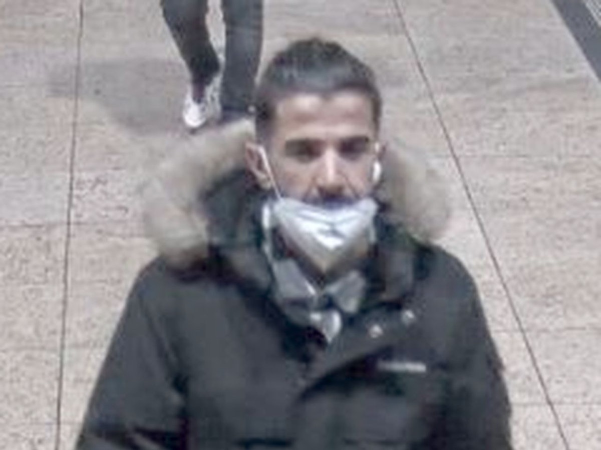 Ein Mann geht mit einer Corona-Maske durch den Kölner Hauptbahnhof.