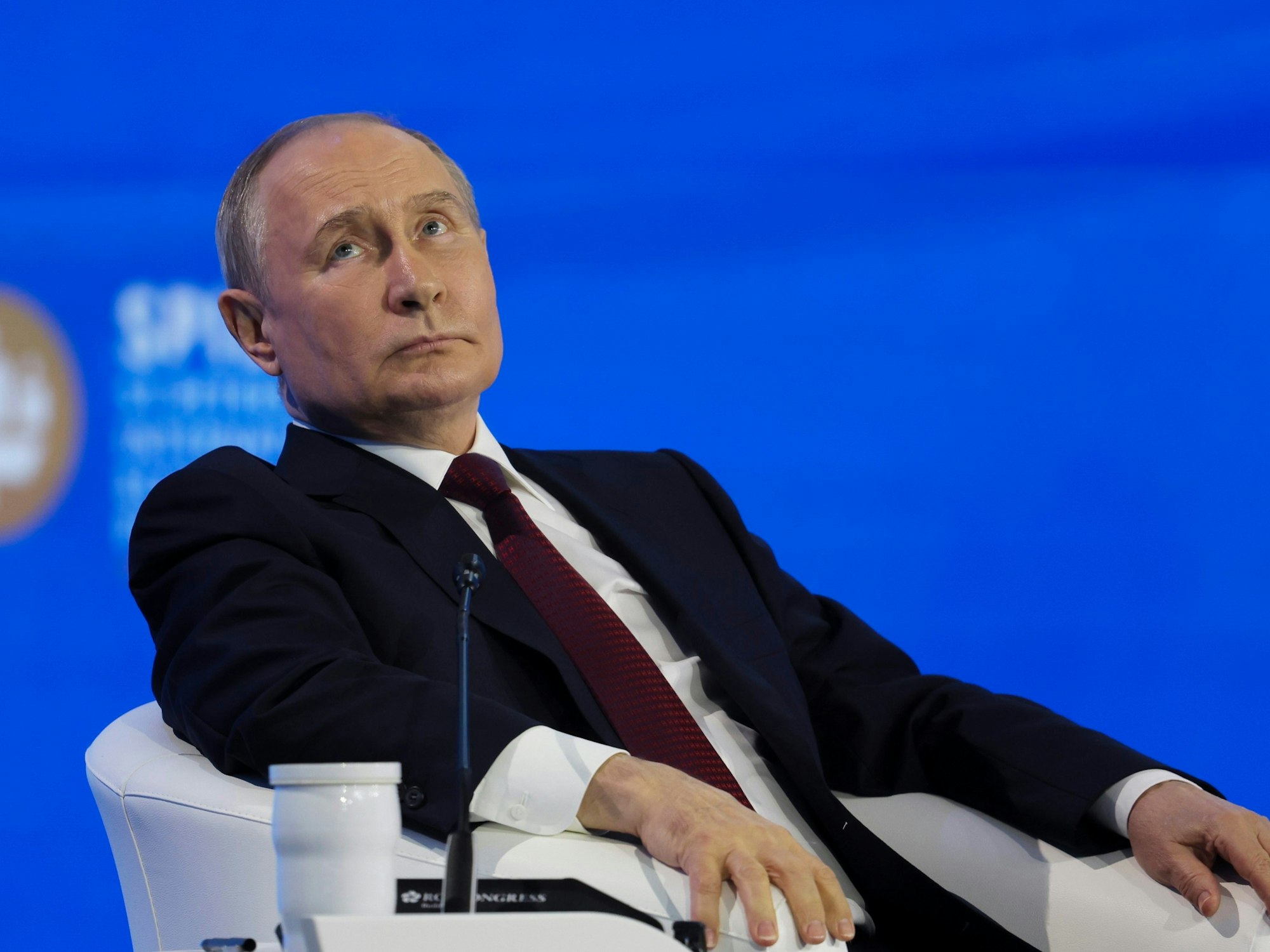 Nicht nur Wladimir Putin war beim Internationalen Wirtschaftsforum in St. Petersburg zugegen, auch seine beiden Töchter nahmen teil – zum ersten Mal zusammen.