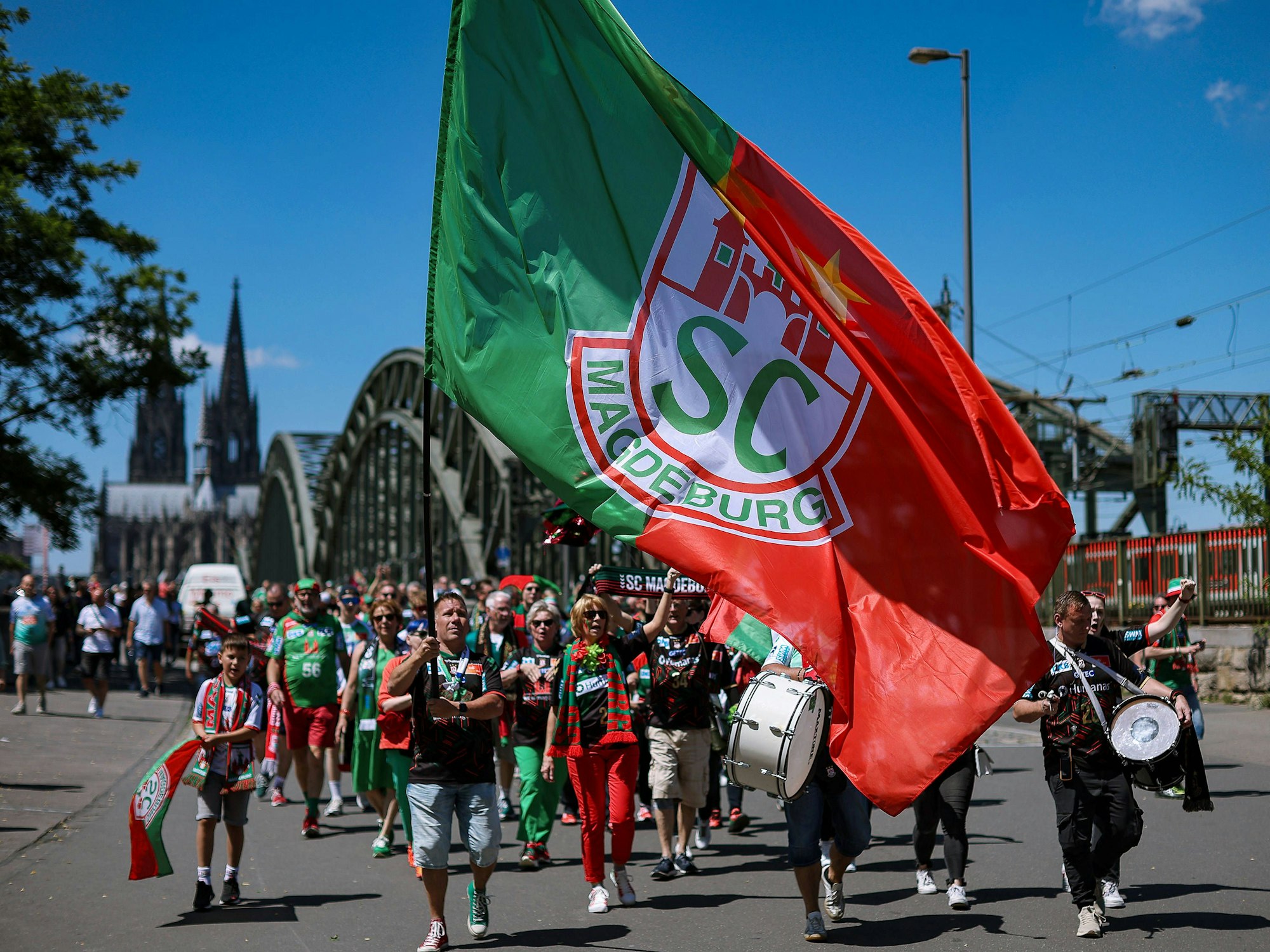 Fans vom SC Magdeburg auf der Hohenzollernbrücke.