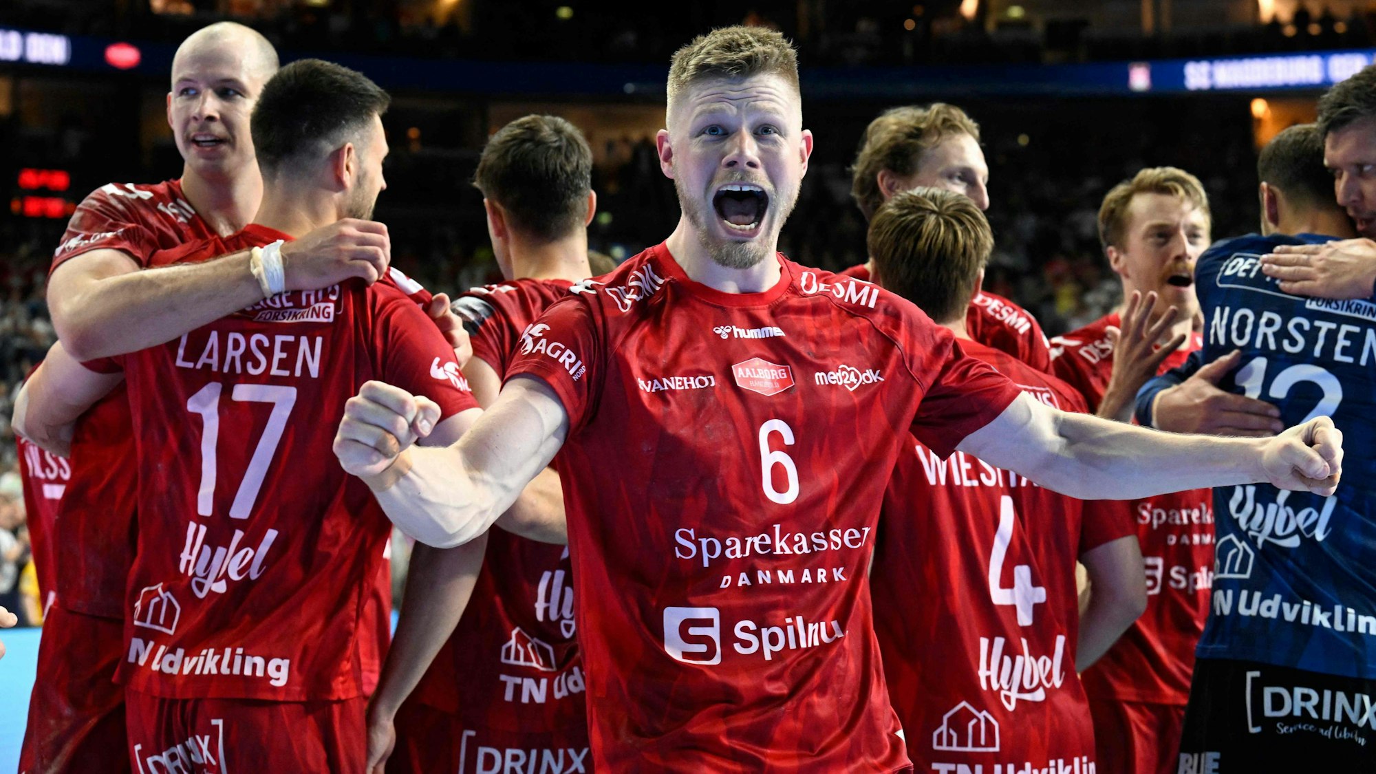 Aalborgs Sebastian Barthold jubelt.