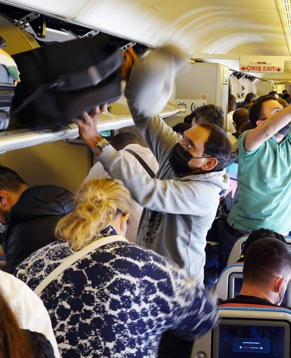 Eine Familie aus NRW berichtet von ihrem Horror-Flug aus Antalya nach Deutschland. Unser Symbolfoto zeigt Menschen in einer Flugkabine am Flughafen in Istanbul.