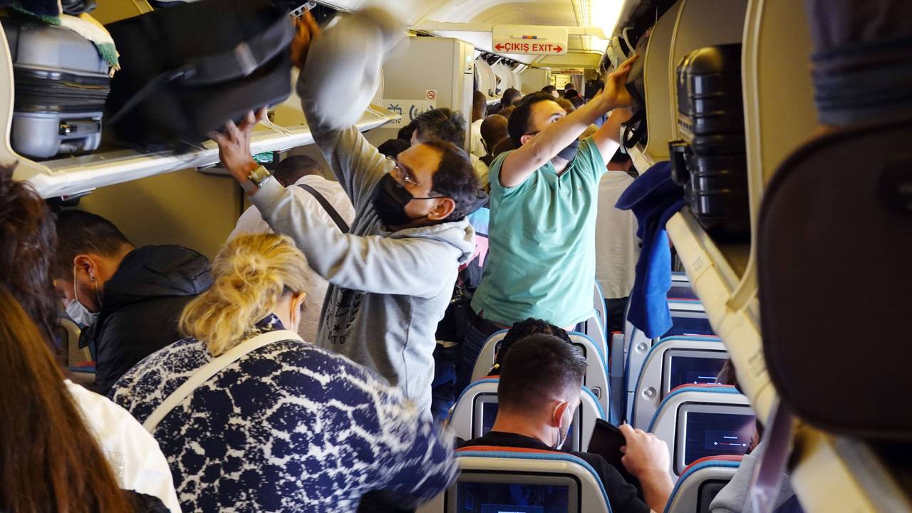 Eine Familie aus NRW berichtet von ihrem Horror-Flug aus Antalya nach Deutschland. Unser Symbolfoto zeigt Menschen in einer Flugkabine am Flughafen in Istanbul.