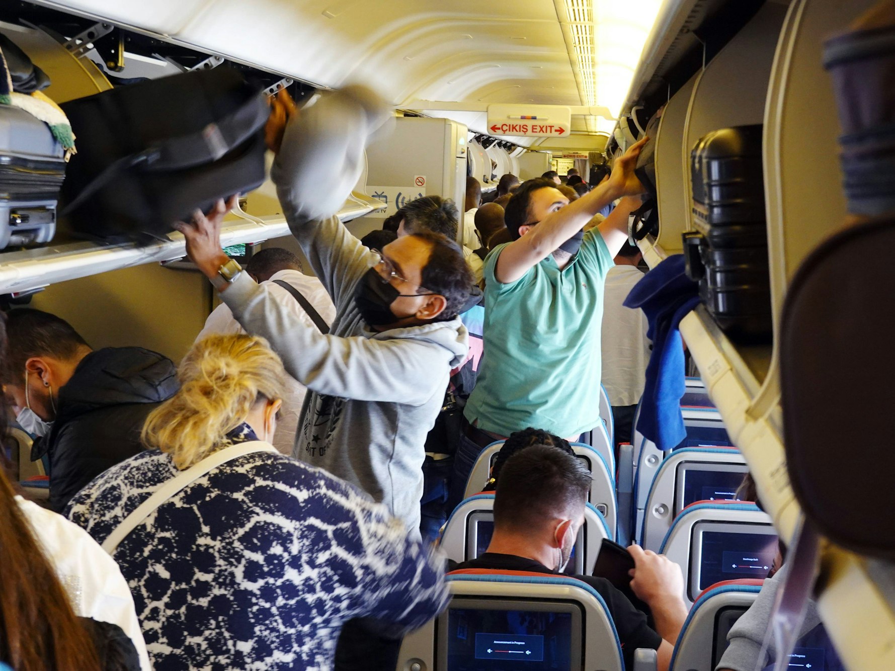 Eine Familie aus NRW berichtet von ihrem Horror-Flug aus Antalya nach Deutschland. Unser Symbolfoto zeigt Menschen in einer Flugkabine am Flughafen in Istanbul.