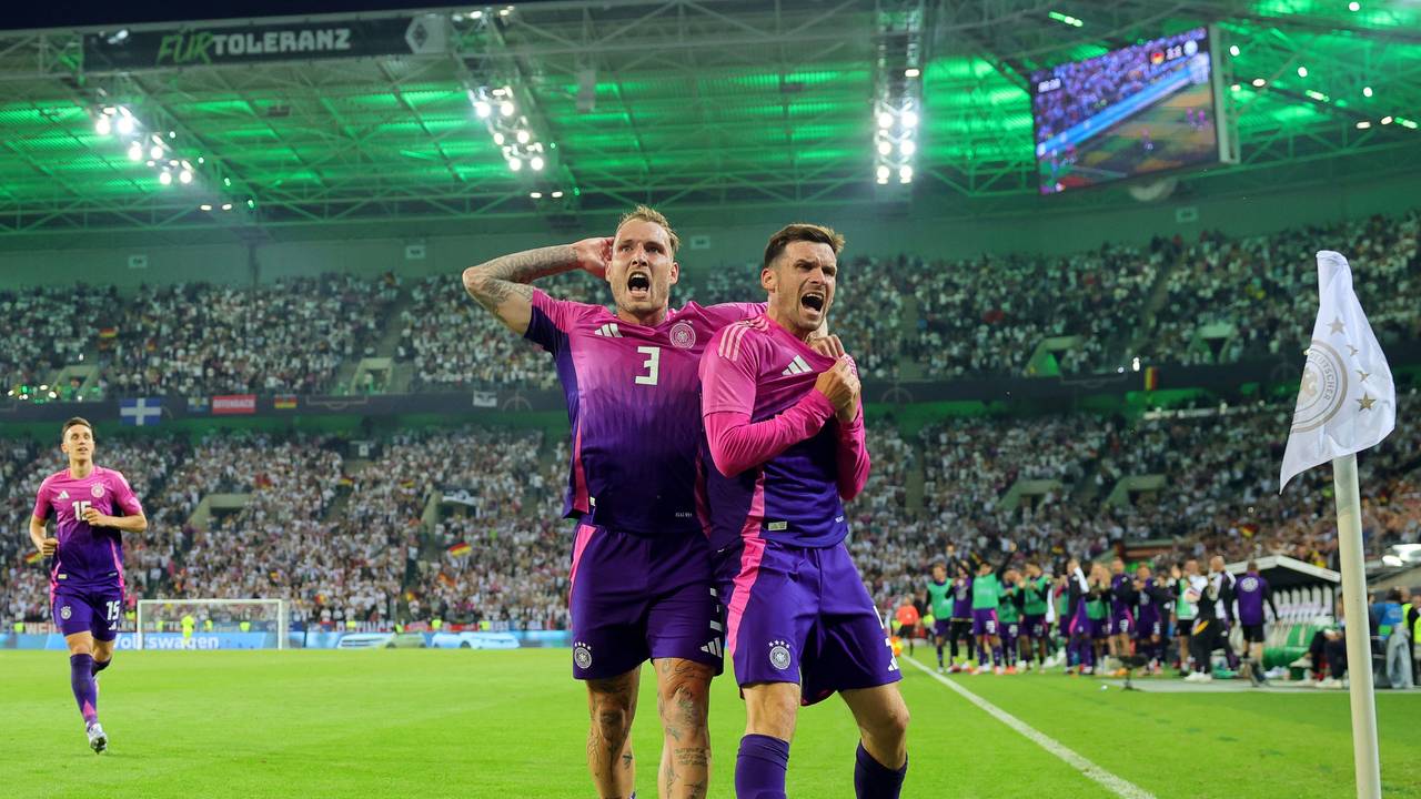 Deutschlands Pascal Groß (r) jubelt mit Teamkollege David Raum über seinen Treffer zum 2:1.