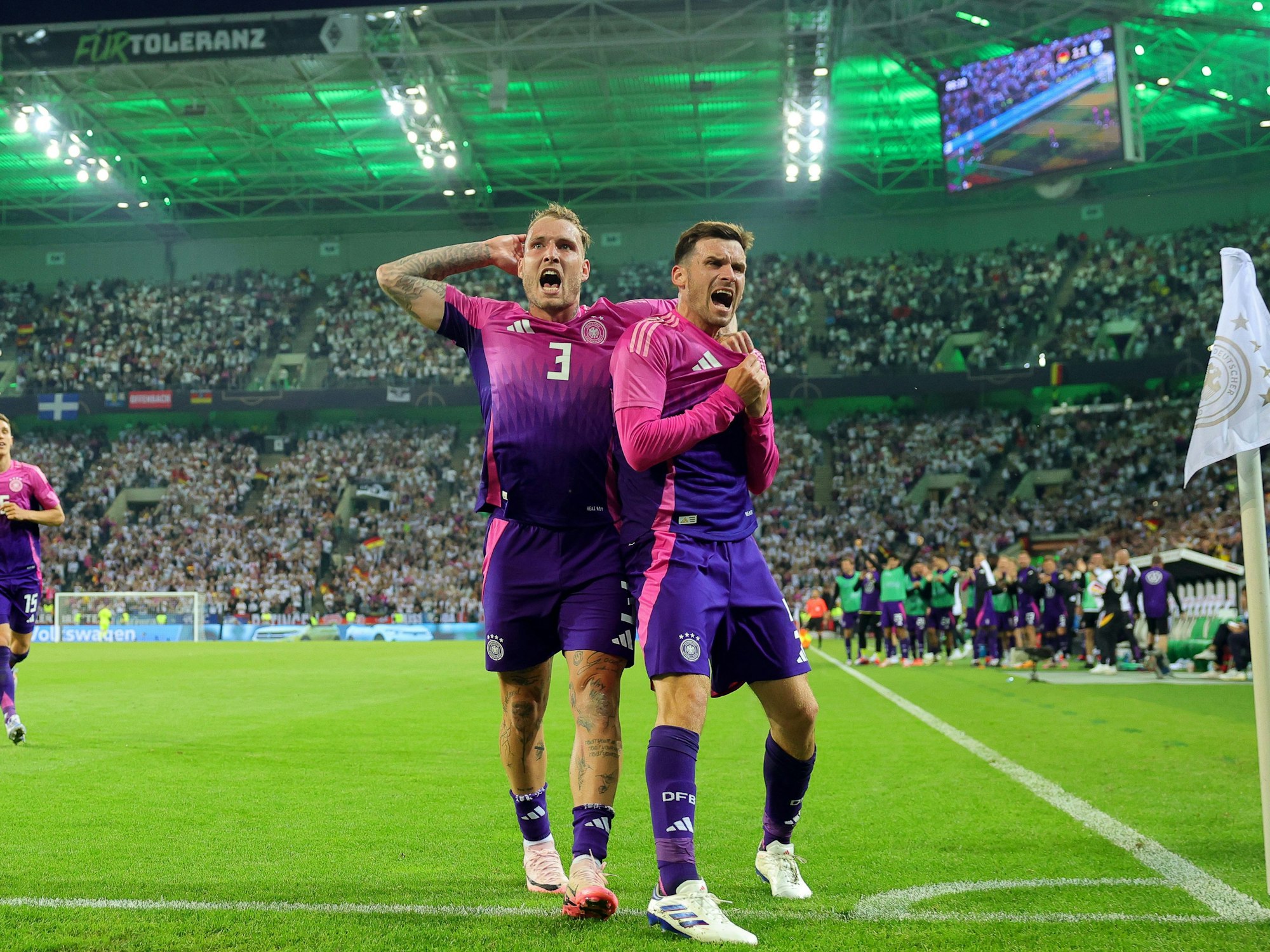 Deutschlands Pascal Groß (r) jubelt mit Teamkollege David Raum über seinen Treffer zum 2:1.