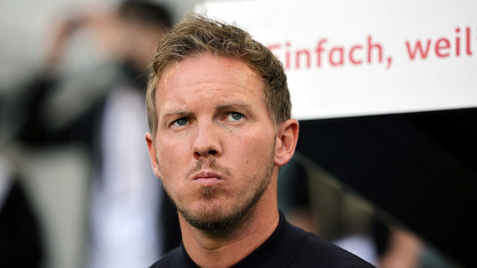 Julian Nagelsmann mit nachdenklichem Blick beim Länderspiel gegen Griechenland.