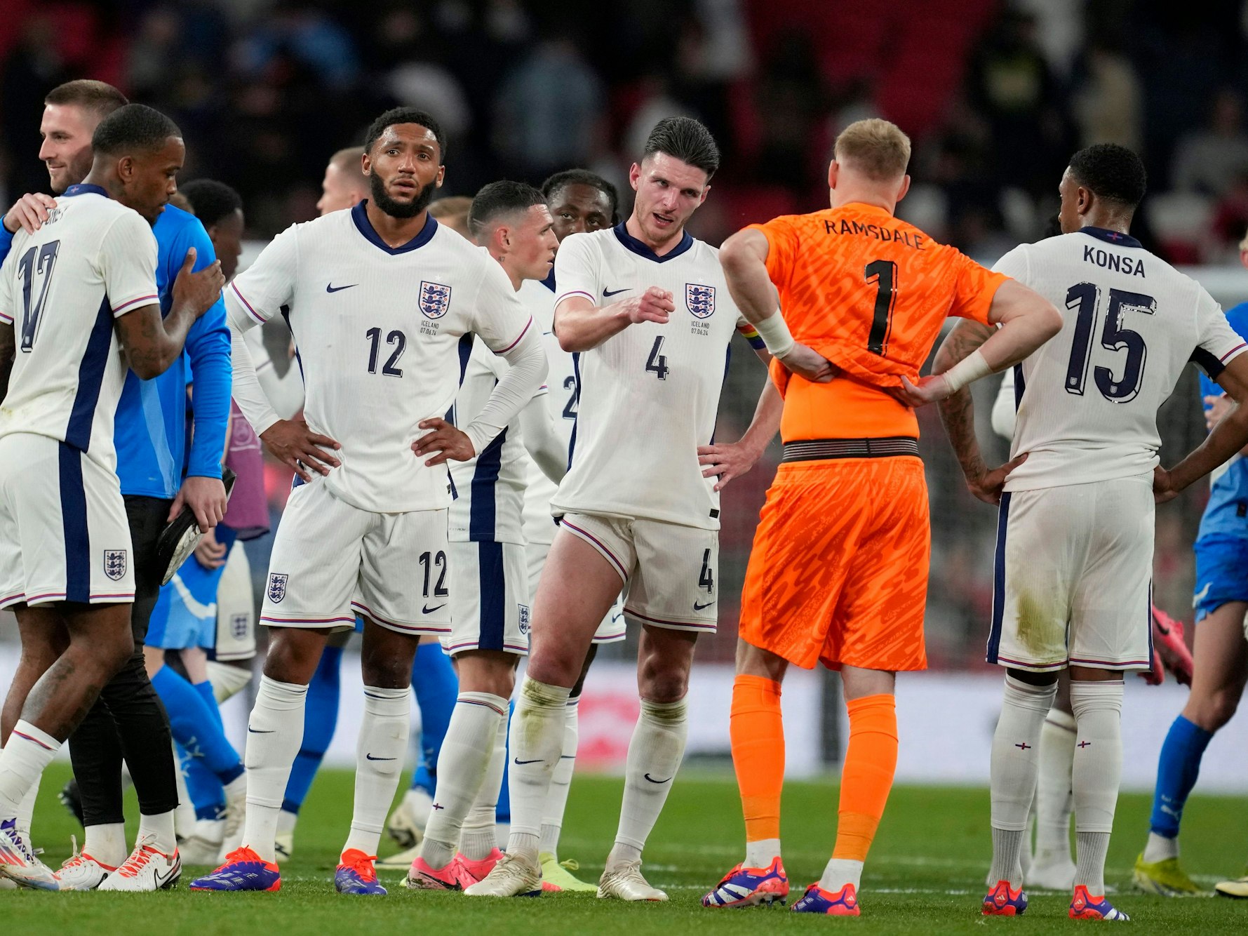 Lange Gesichter bei den „Three Lions“ nach der Pleite gegen Island.