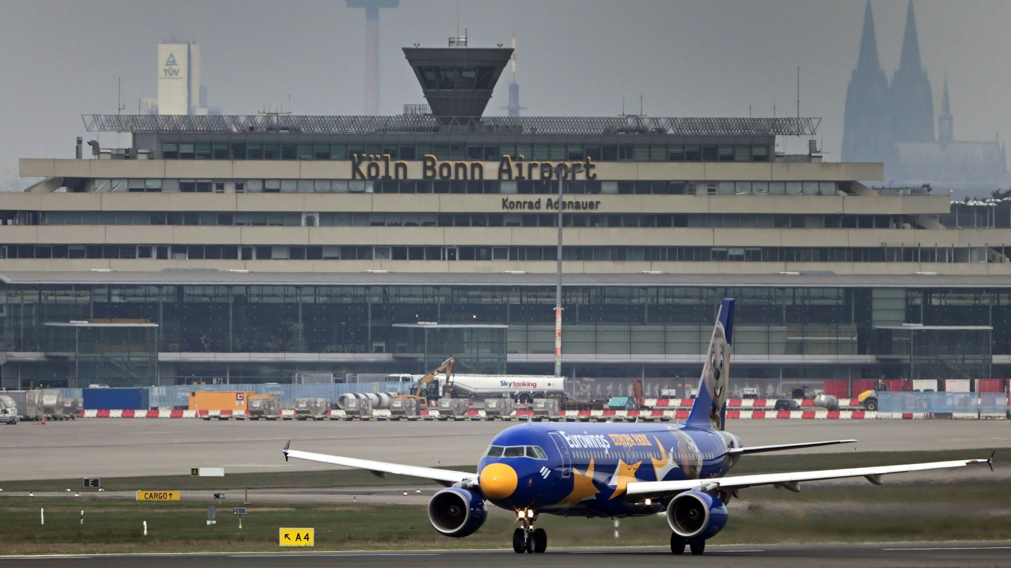 Ein Flugzeug der Eurowings startet auf dem Flughafen Köln/Bonn. Die Bundesanwaltschaft hat am Flughafen einen mutmaßlichen IS-Unterstützer festnehmen lassen.