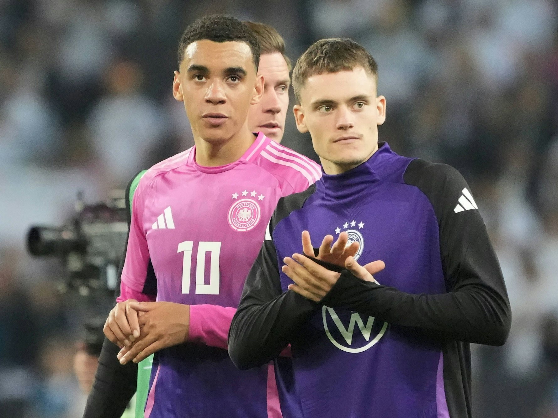 Jamal Musiala und Florian Wirtz nach dem Spiel.