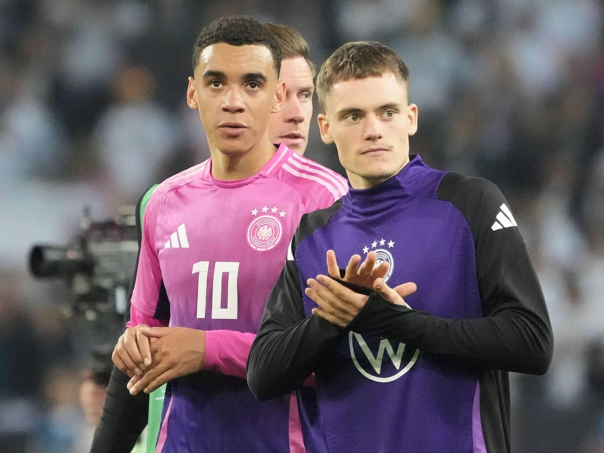 Jamal Musiala und Florian Wirtz nach dem Spiel.