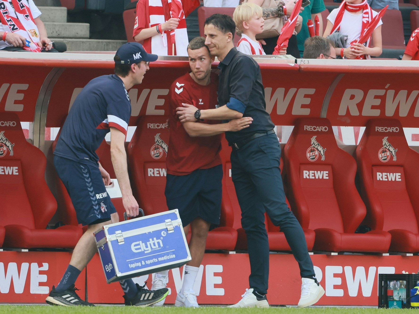 Christian Keller umarmt Luca Waldschmidt.