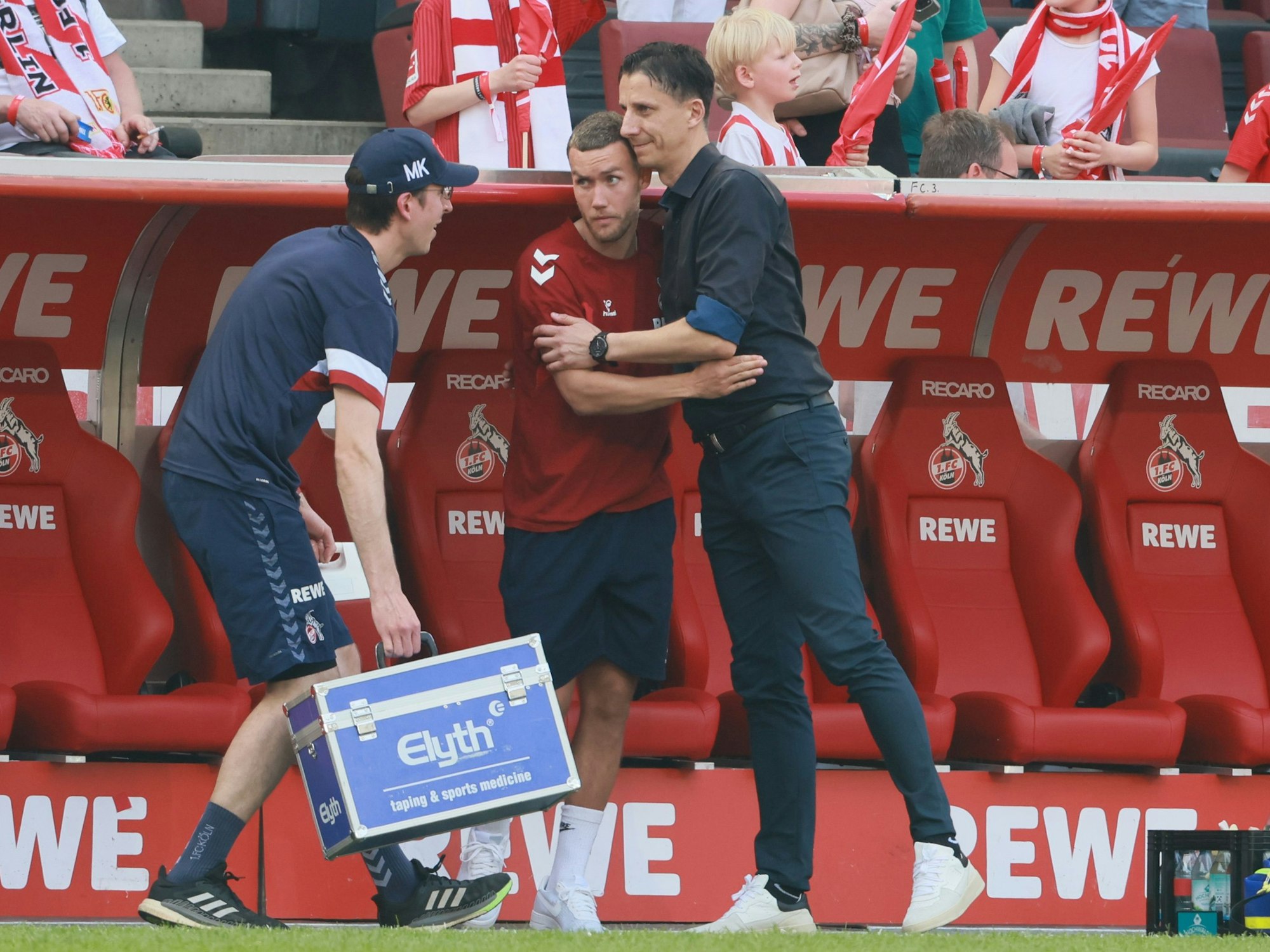 Christian Keller umarmt Luca Waldschmidt.