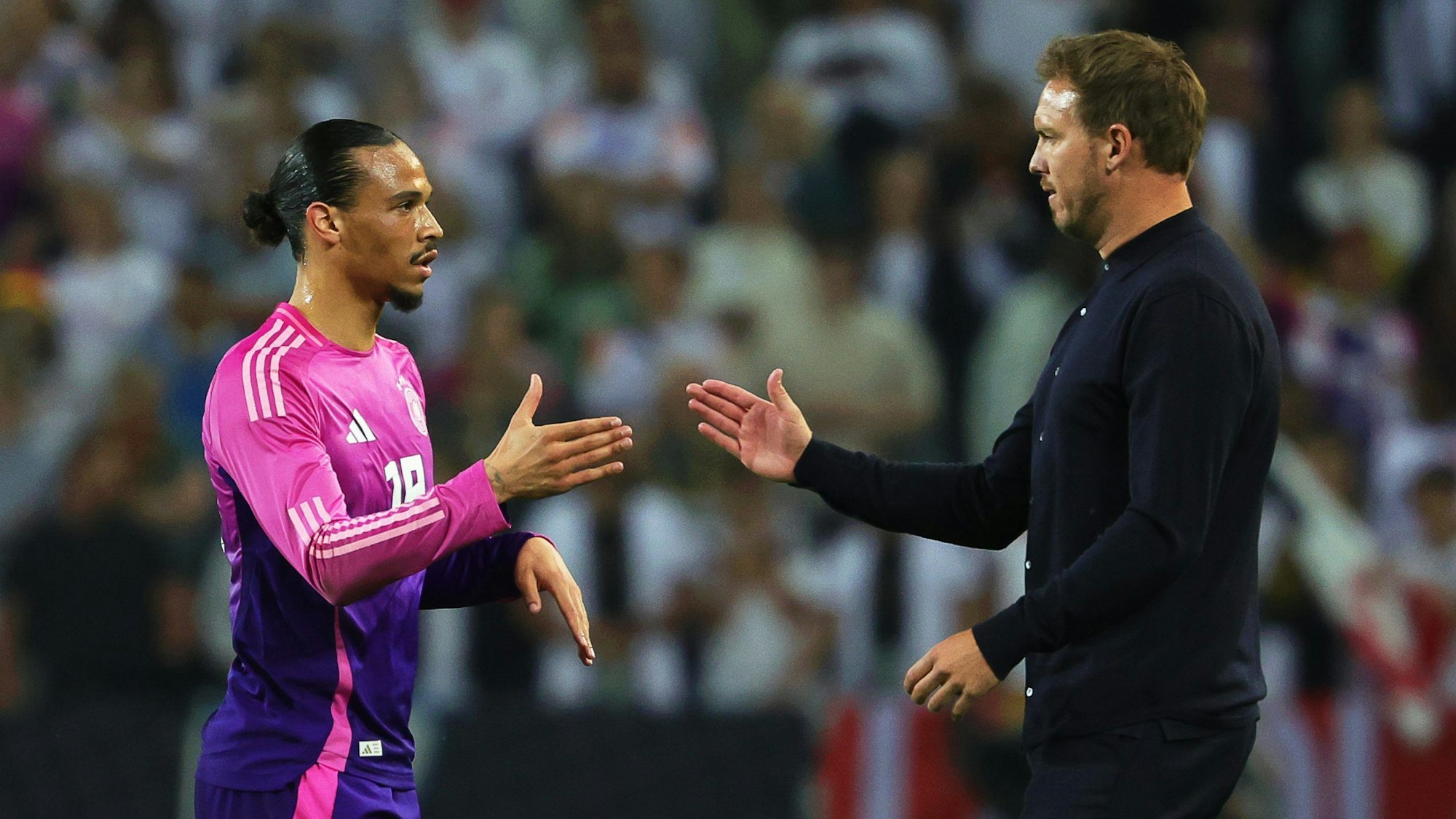Deutschlands Leroy Sané (l) und Bundestrainer Julian Nagelsmann reagieren nach dem Spiel.