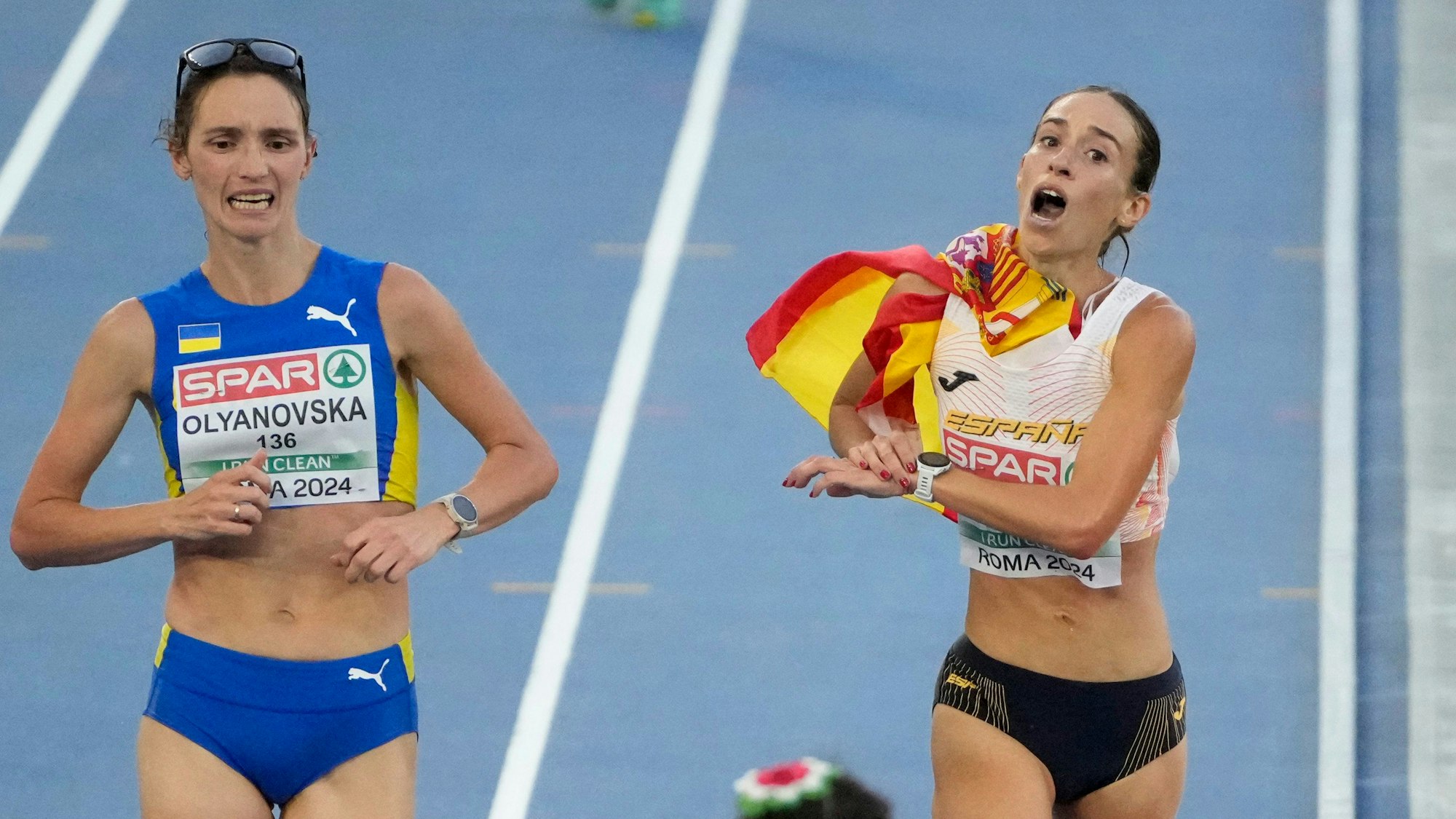 Laura Garcia-Caro wird bei der Leichtathletik-EM in Rom kurz vor dem Ziel noch von Ljudmyla Oljanowska überholt.