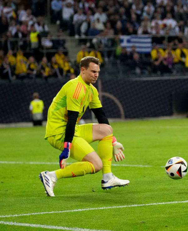 Manuel Neuer vereitelt eine Torchance von Christos Tzolis.