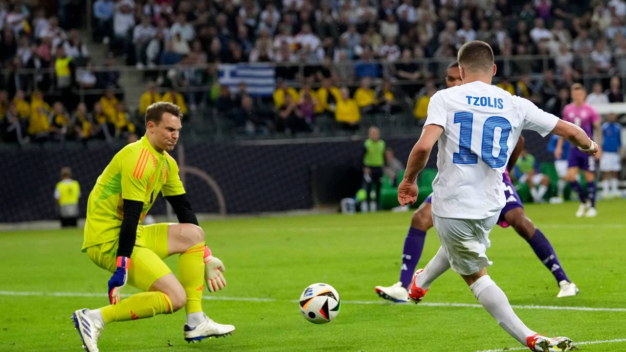 Manuel Neuer vereitelt eine Torchance von Christos Tzolis.