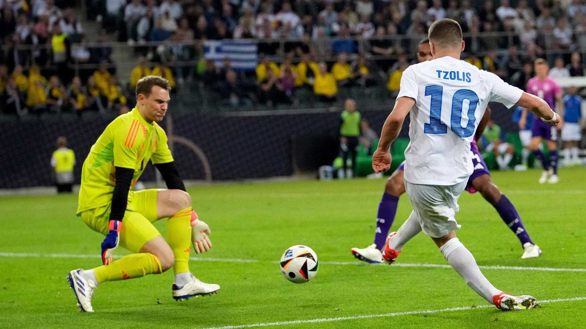 Manuel Neuer vereitelt eine Torchance von Christos Tzolis.