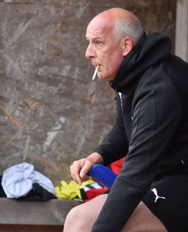 Mario Basler raucht nach seiner Auswechslung eine Zigarette.