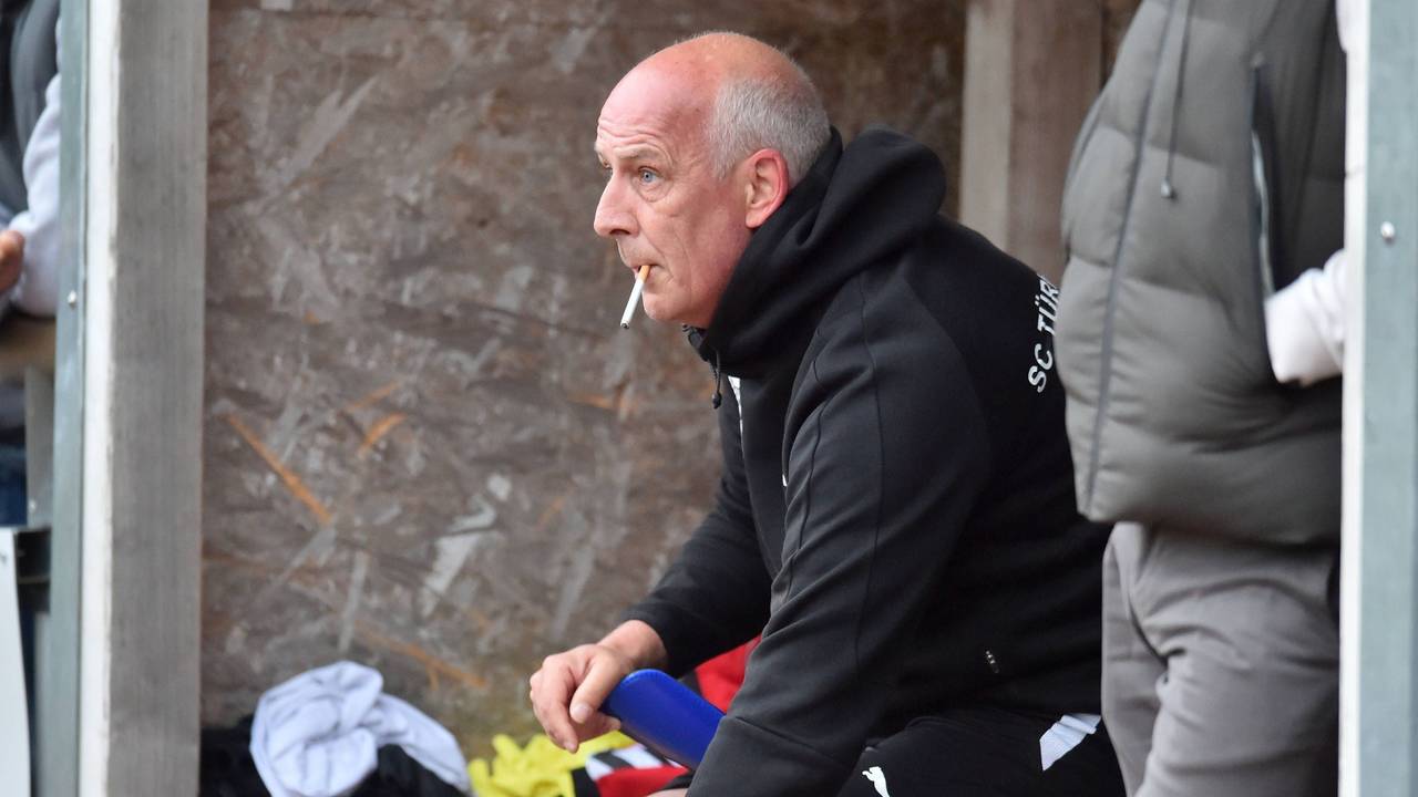 Mario Basler raucht nach seiner Auswechslung eine Zigarette.