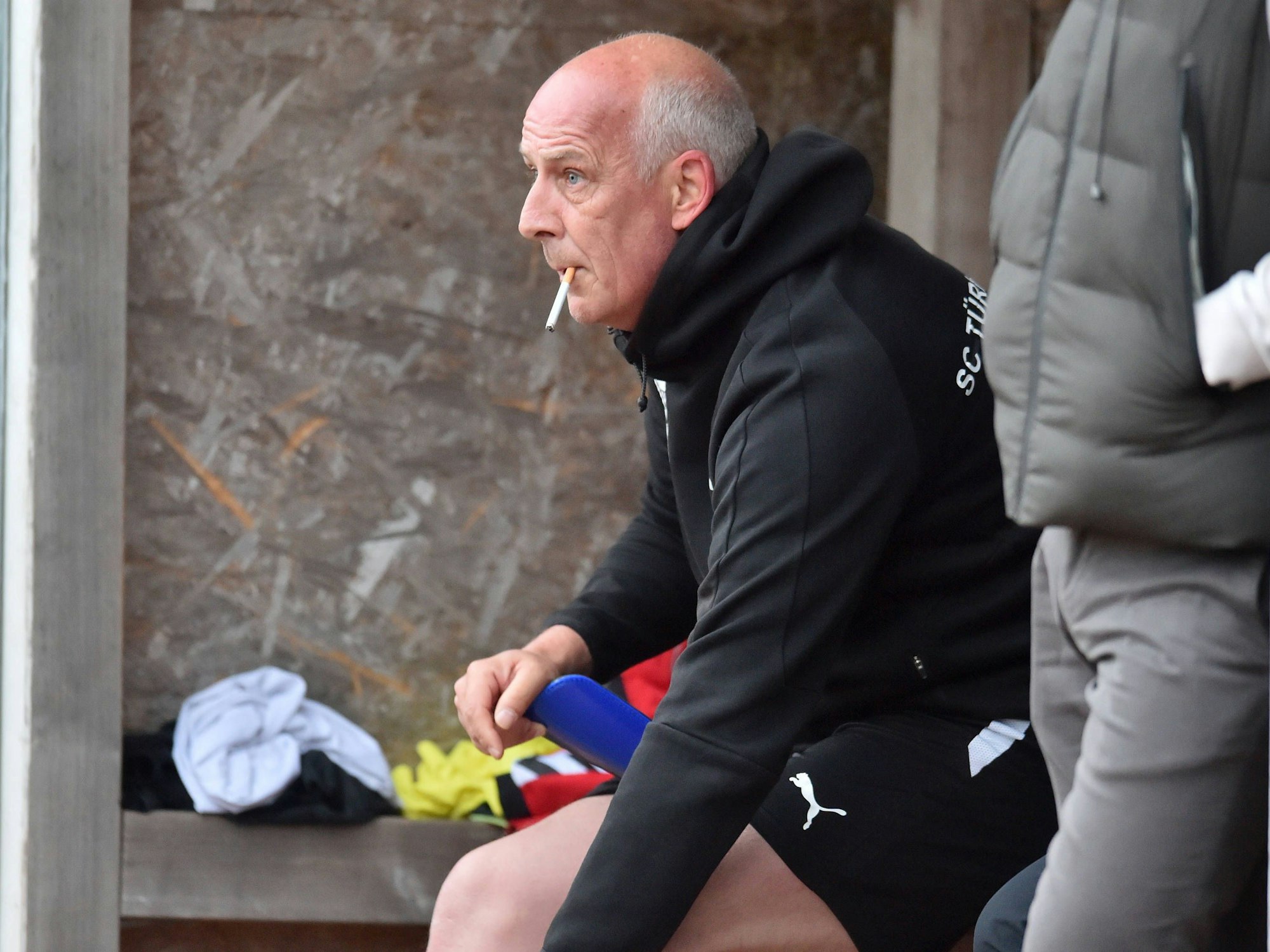 Mario Basler raucht nach seiner Auswechslung eine Zigarette.