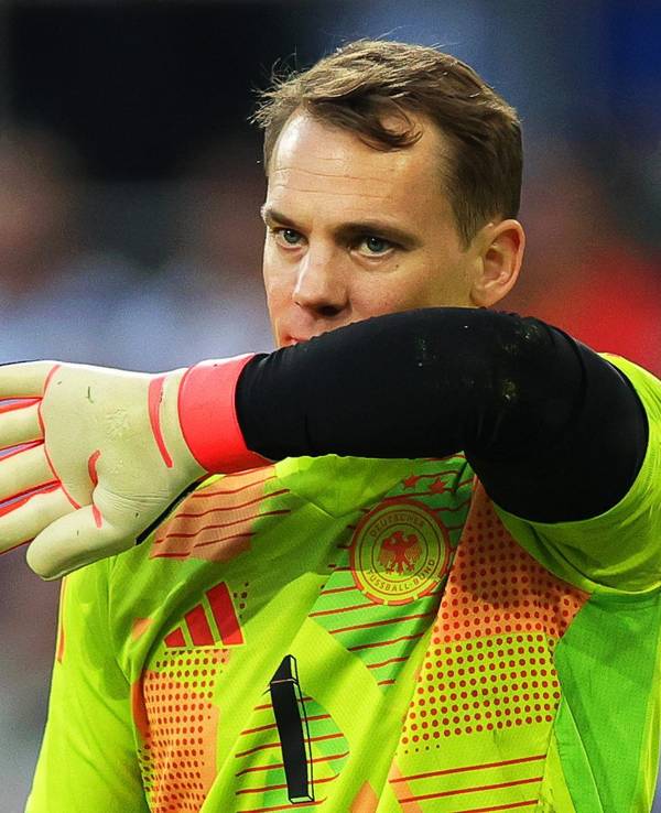 Deutschlands Torhüter Manuel Neuer reagiert.